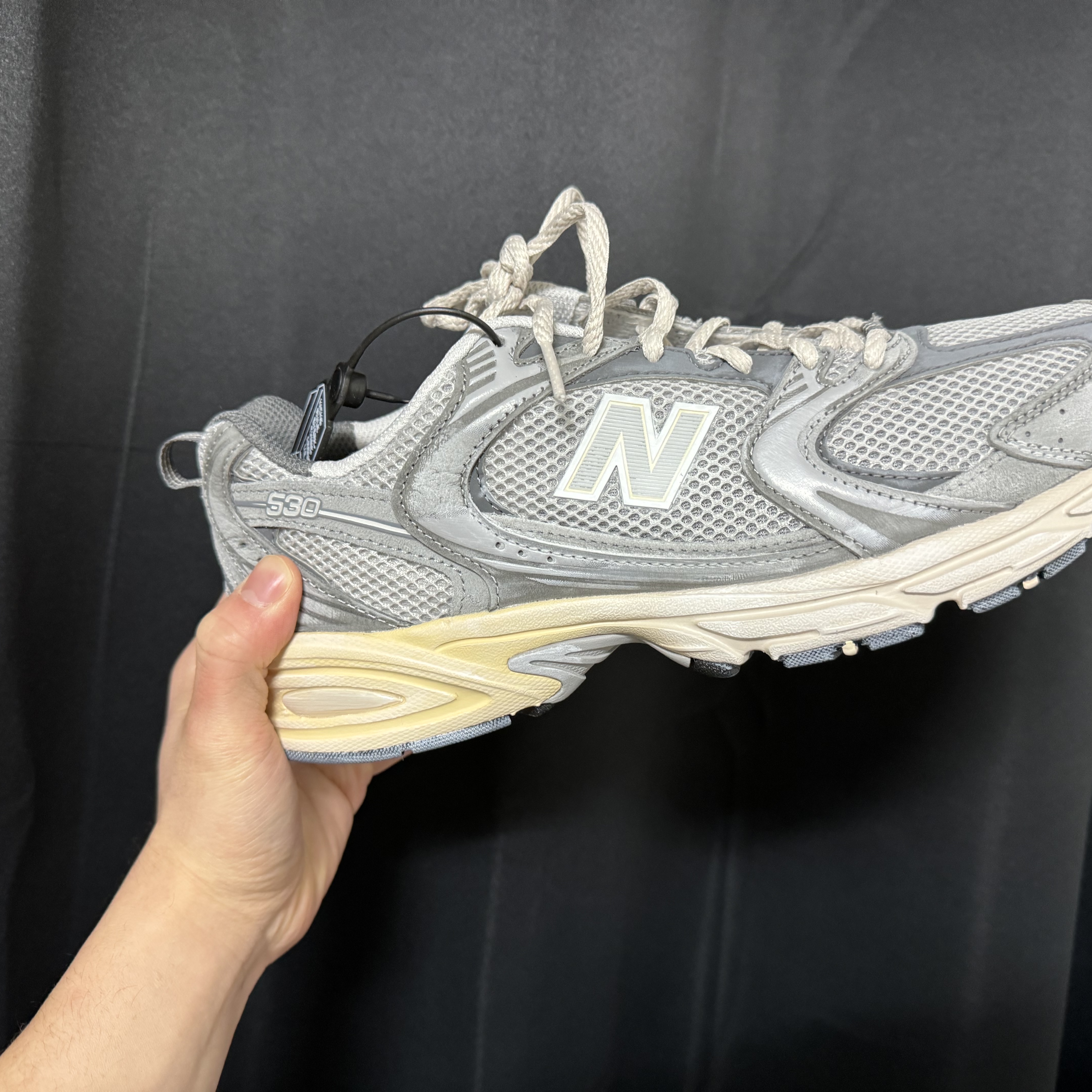 New Balance 530 Premium Vintage Grey Matter 착용 스타일 - 2