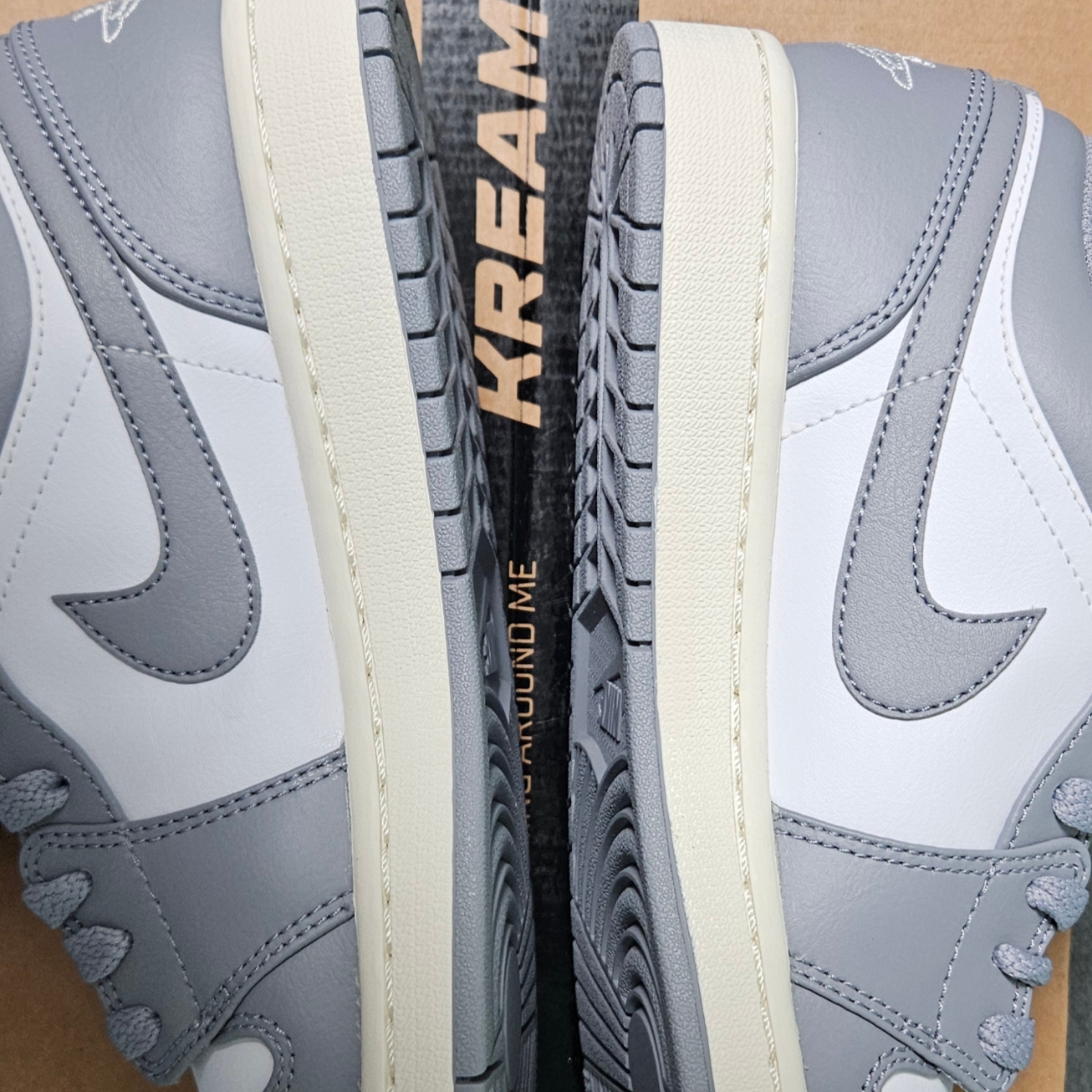 Jordan 1 Low Stealth and White 착용 스타일