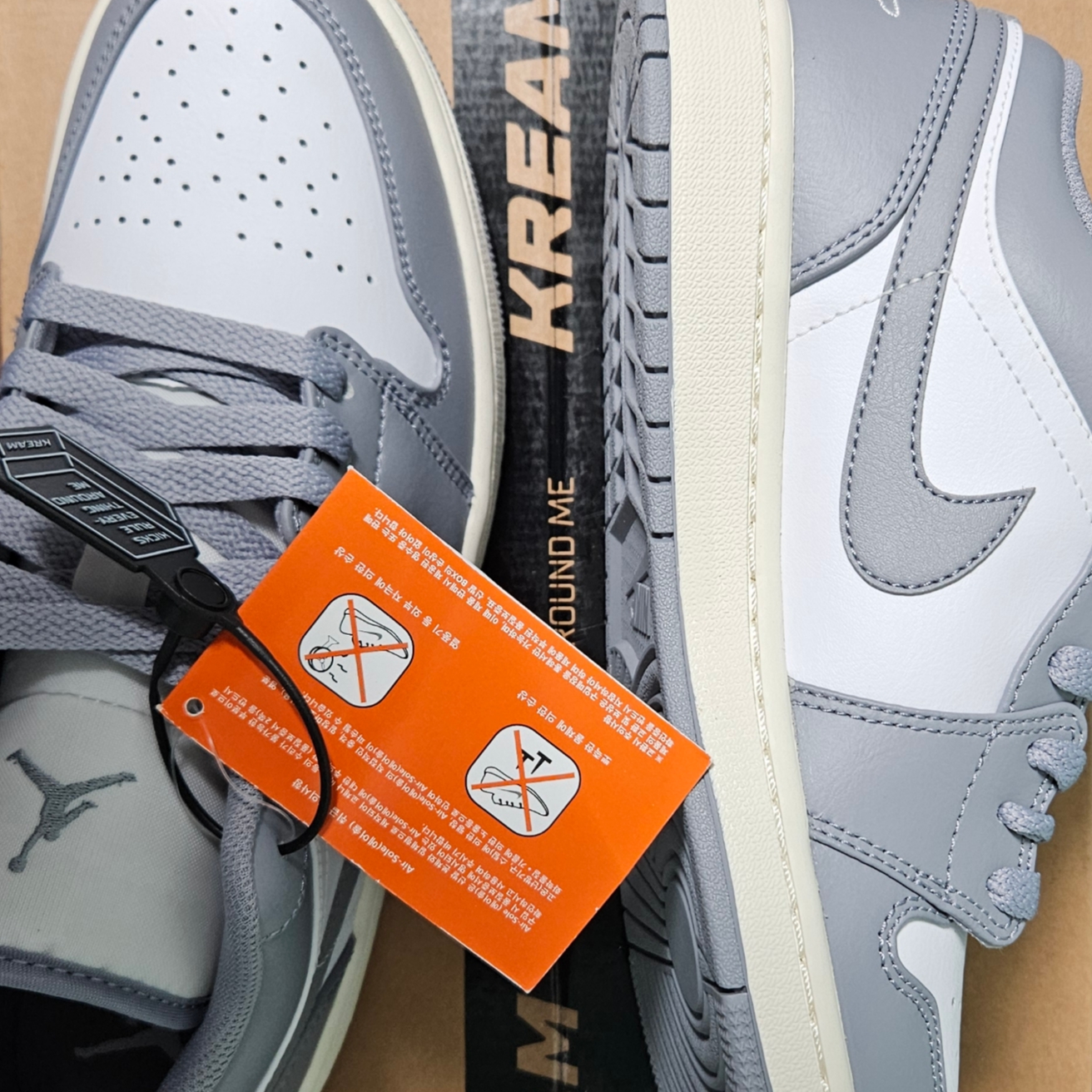 Jordan 1 Low Stealth and White 착용 스타일