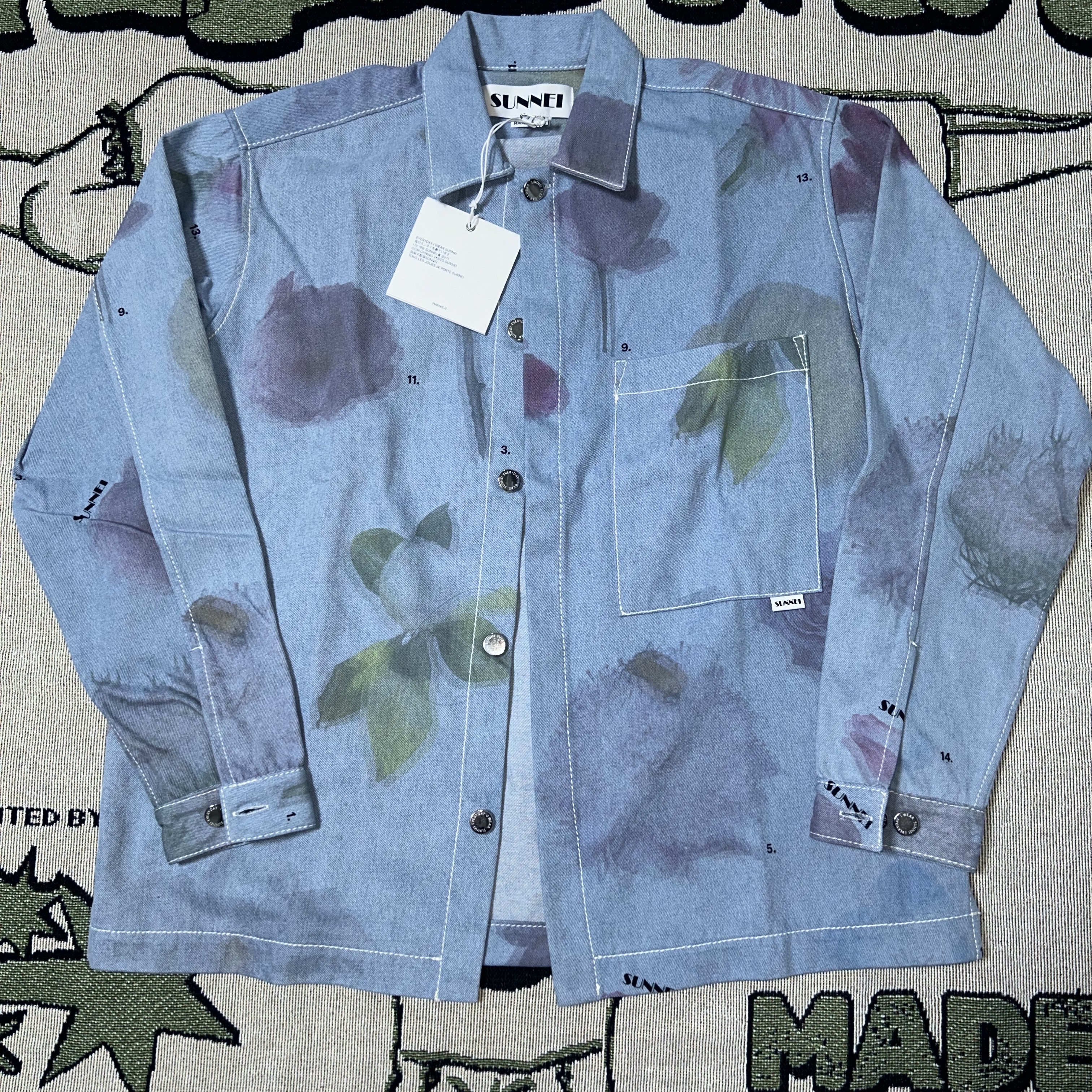 Sunnei Floral Printed Denim Shirt Light Wash 착용 스타일 - 1