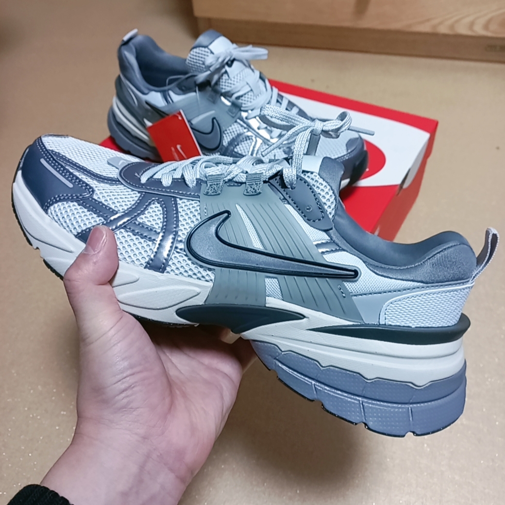 Nike V2K Run Pure Platinum Wolf Grey 착용 스타일 - 1