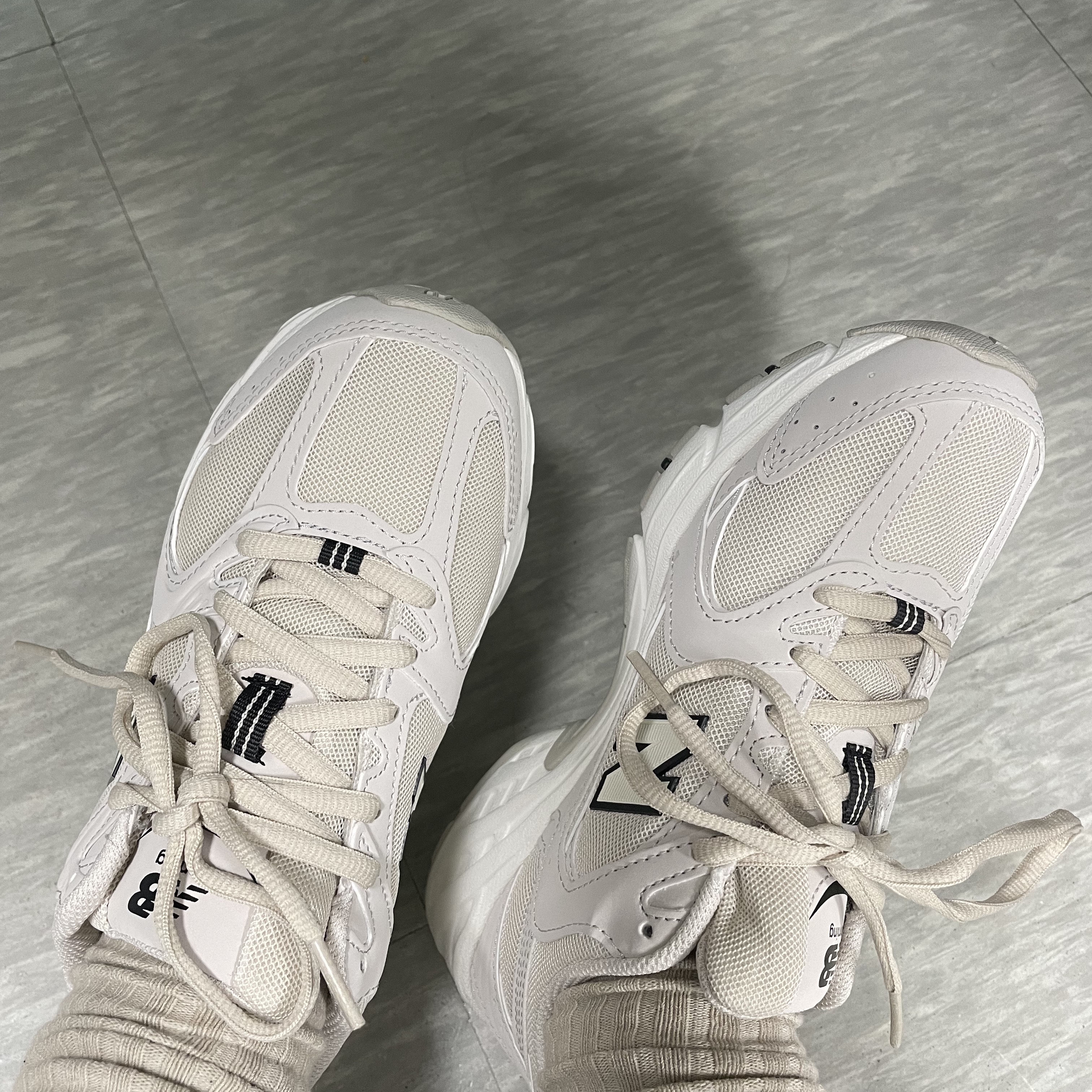 New Balance 530 Ivory 착용 스타일