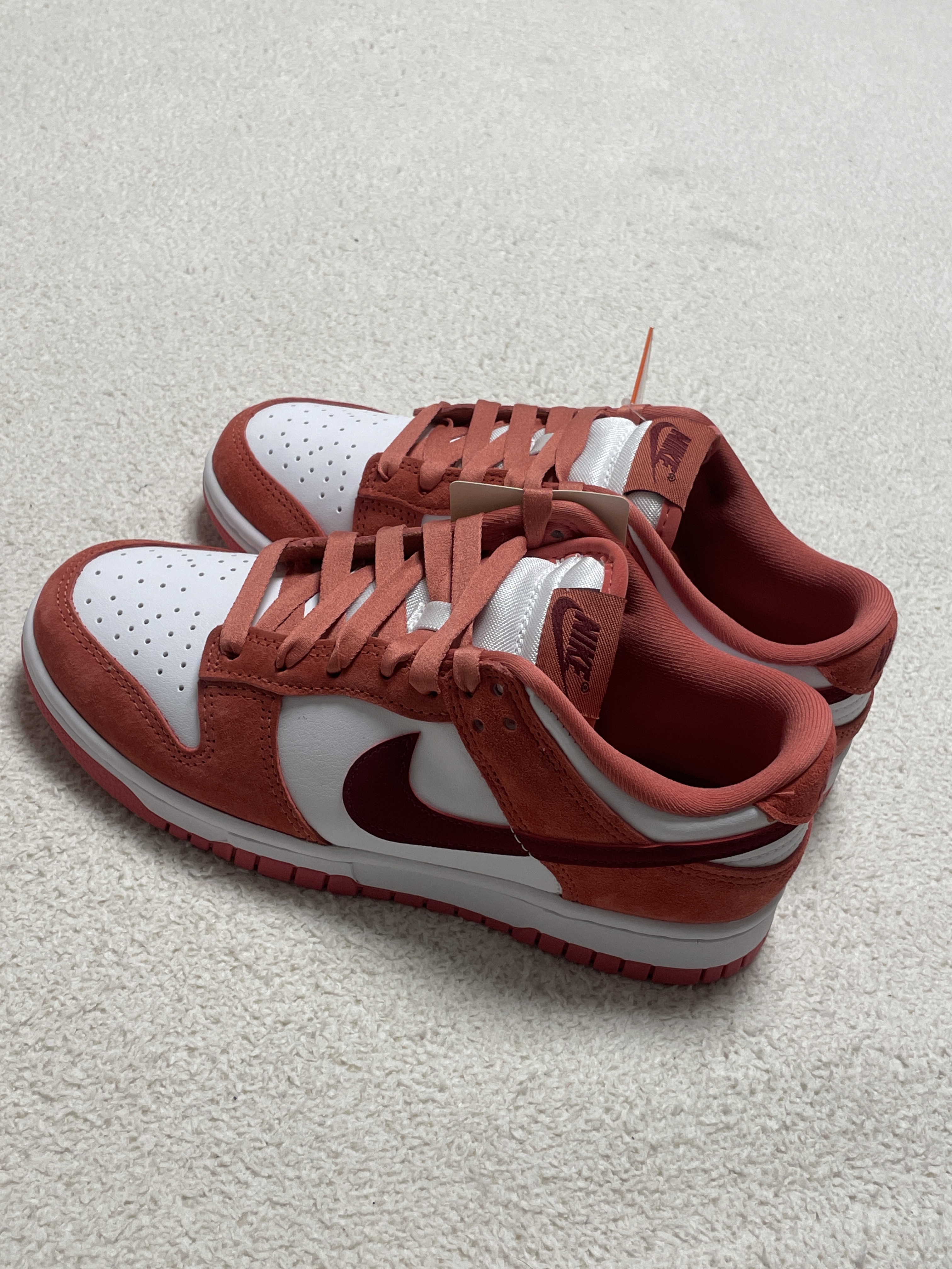(W) Nike Dunk Low Valentine Day White Adobe 착용 스타일 - 1