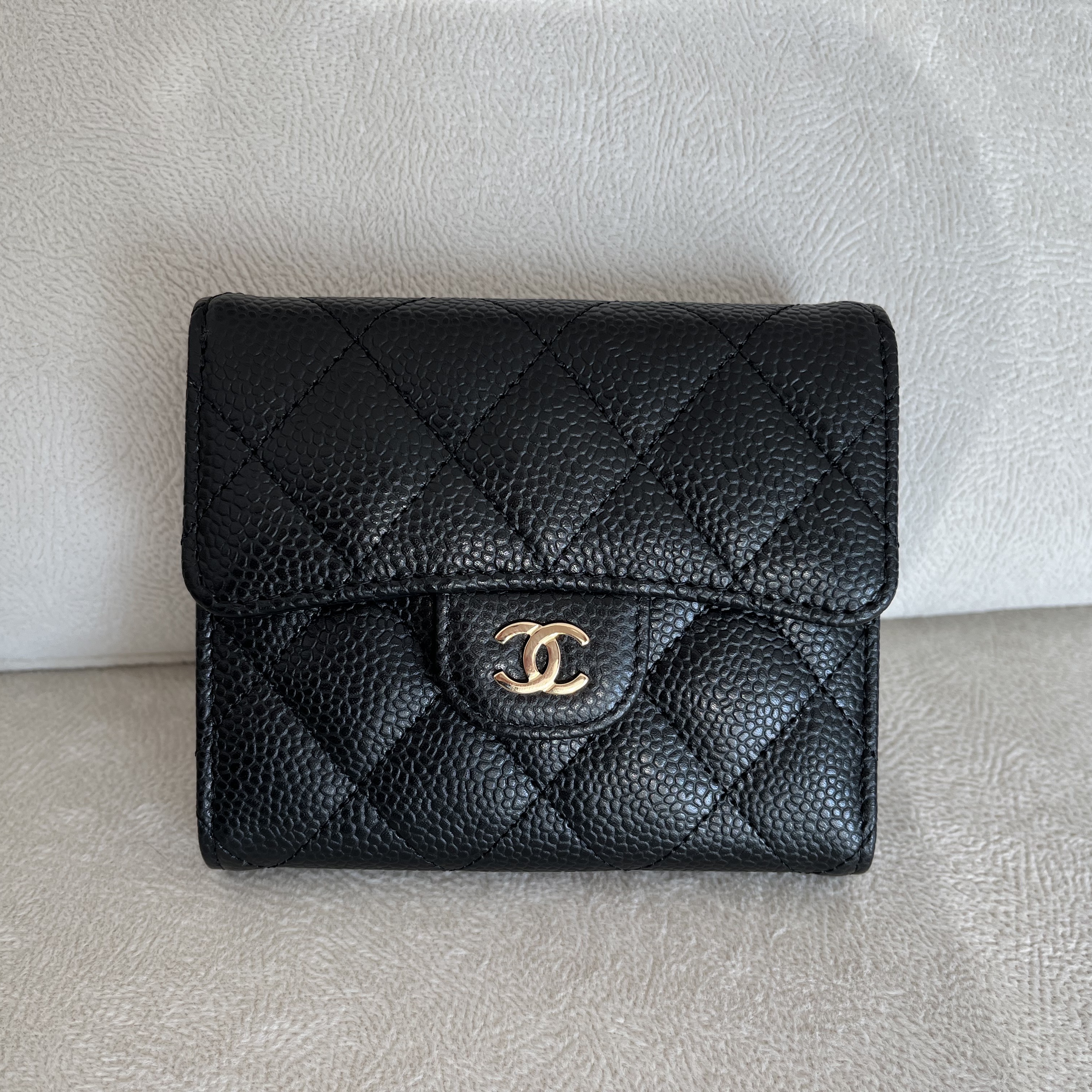 Chanel Small Classic Flap Wallet Grained Calfskin & Gold Black 착용 스타일