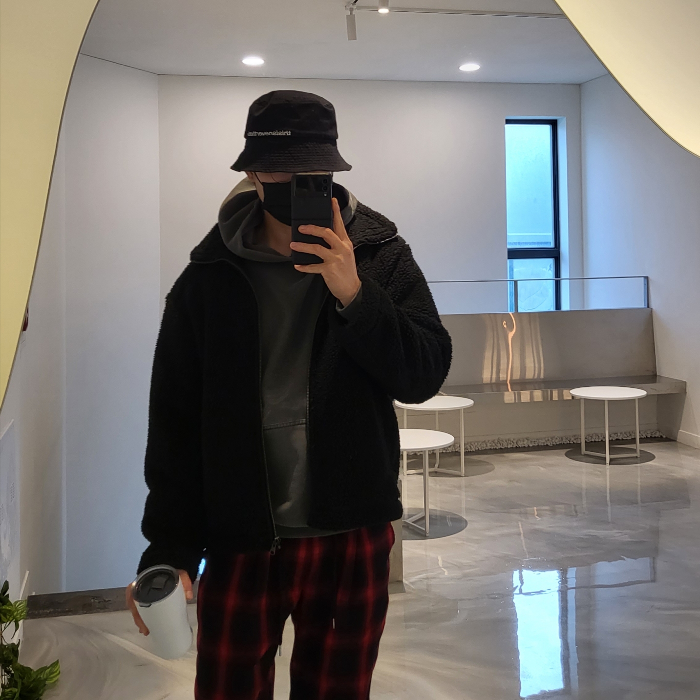 IAB Studio Pigment Hoodie Black 착용 스타일