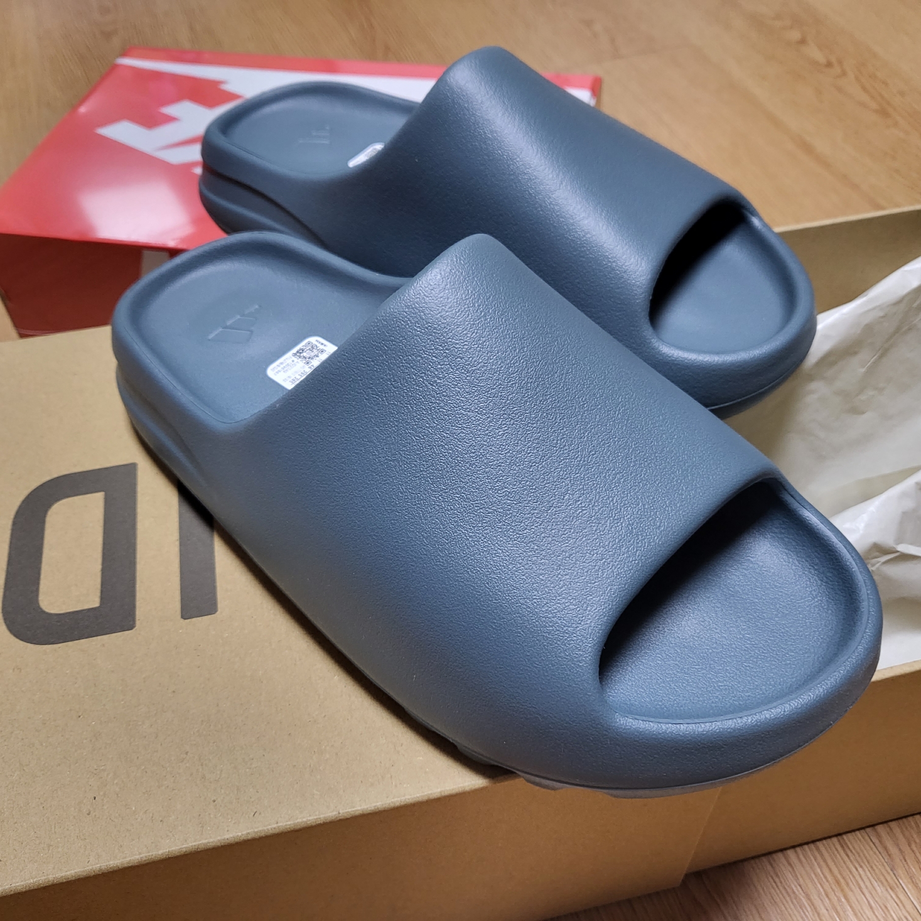 Adidas Yeezy Slide Granite 착용 스타일