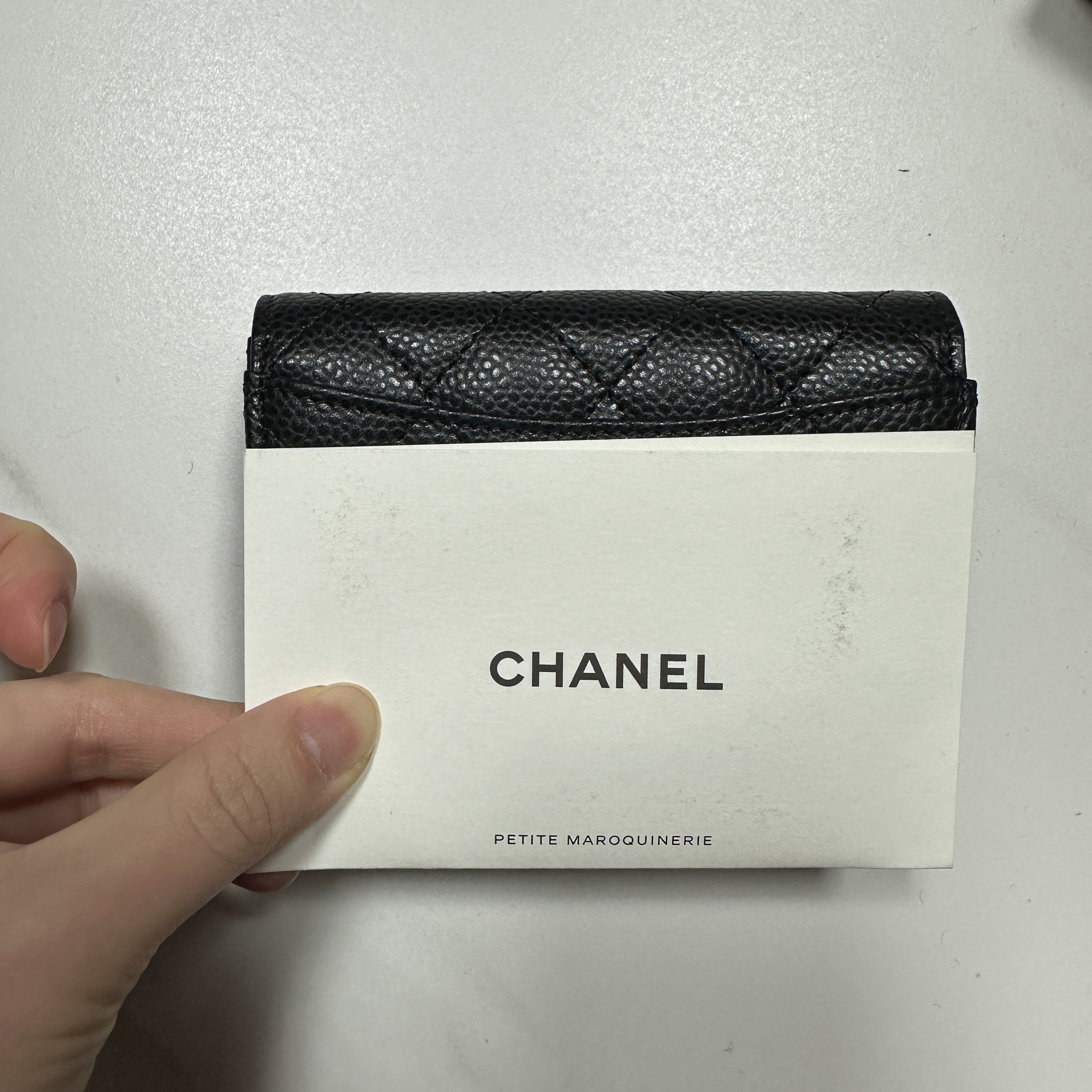 Chanel Classic Card Holder Grained Calfskin & Gold Black 착용 스타일 - 3