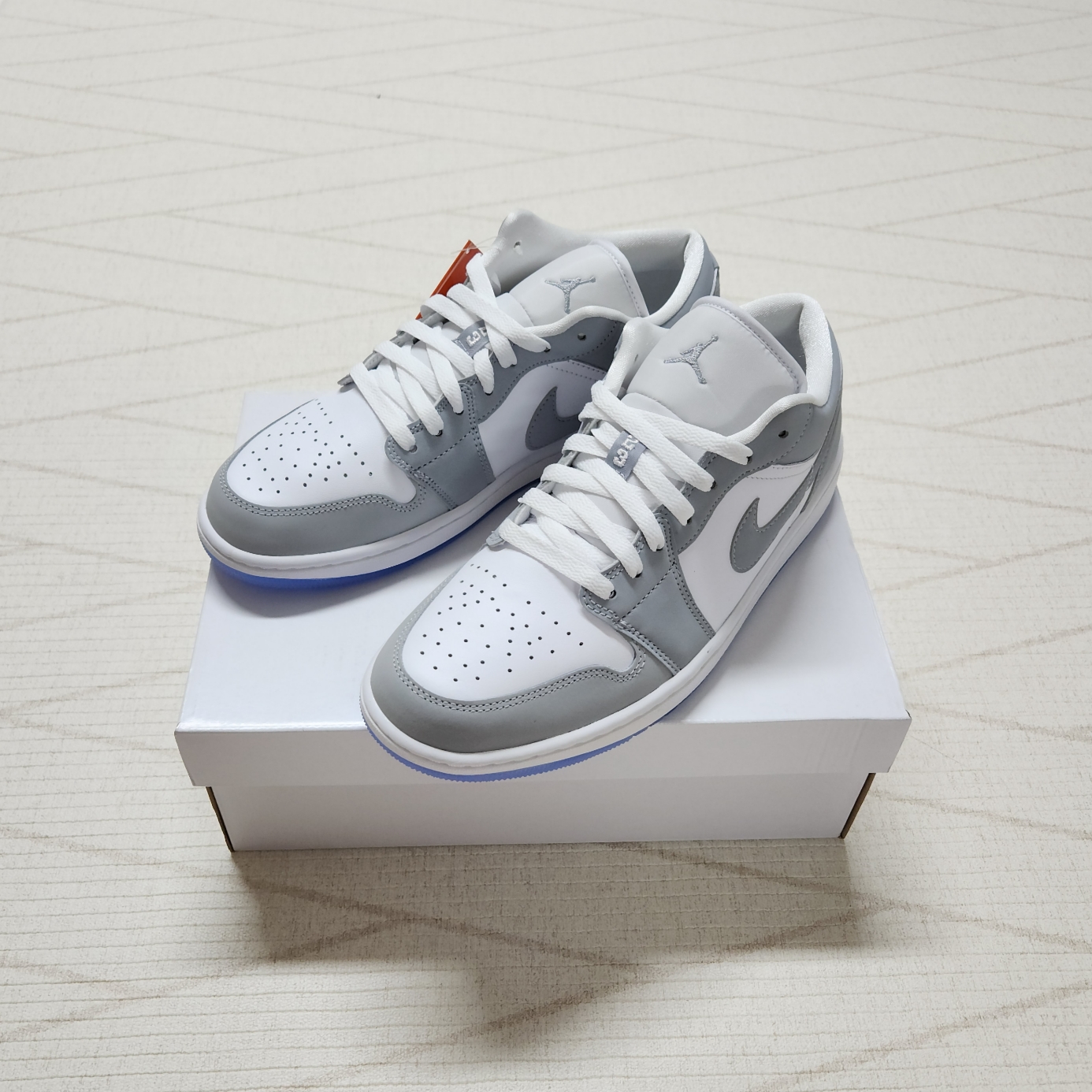 (W) Jordan 1 Low White Wolf Grey 착용 스타일 - 1
