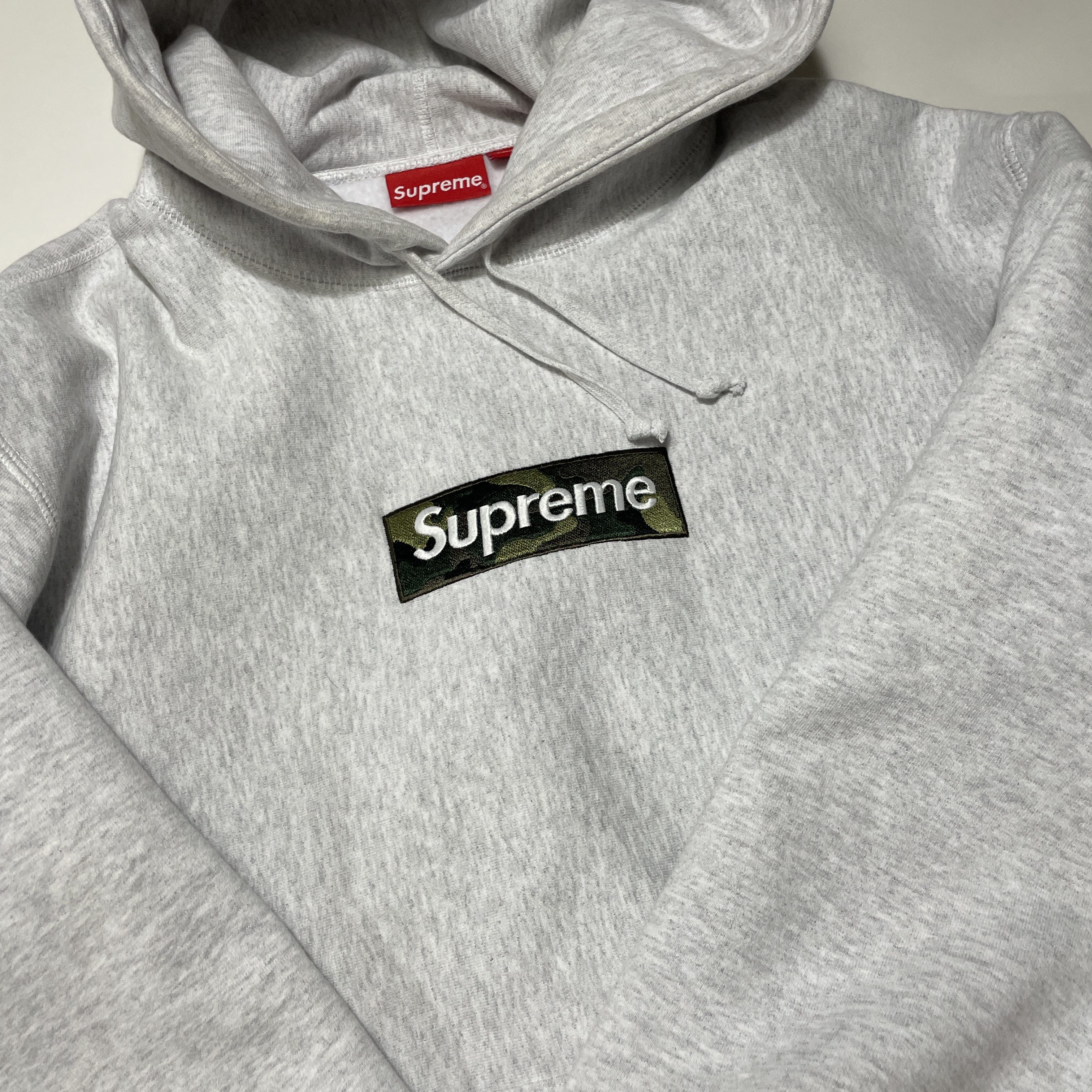 Supreme Box Logo Hooded Sweatshirt Ash Grey - 23FW 착용 스타일 - 3