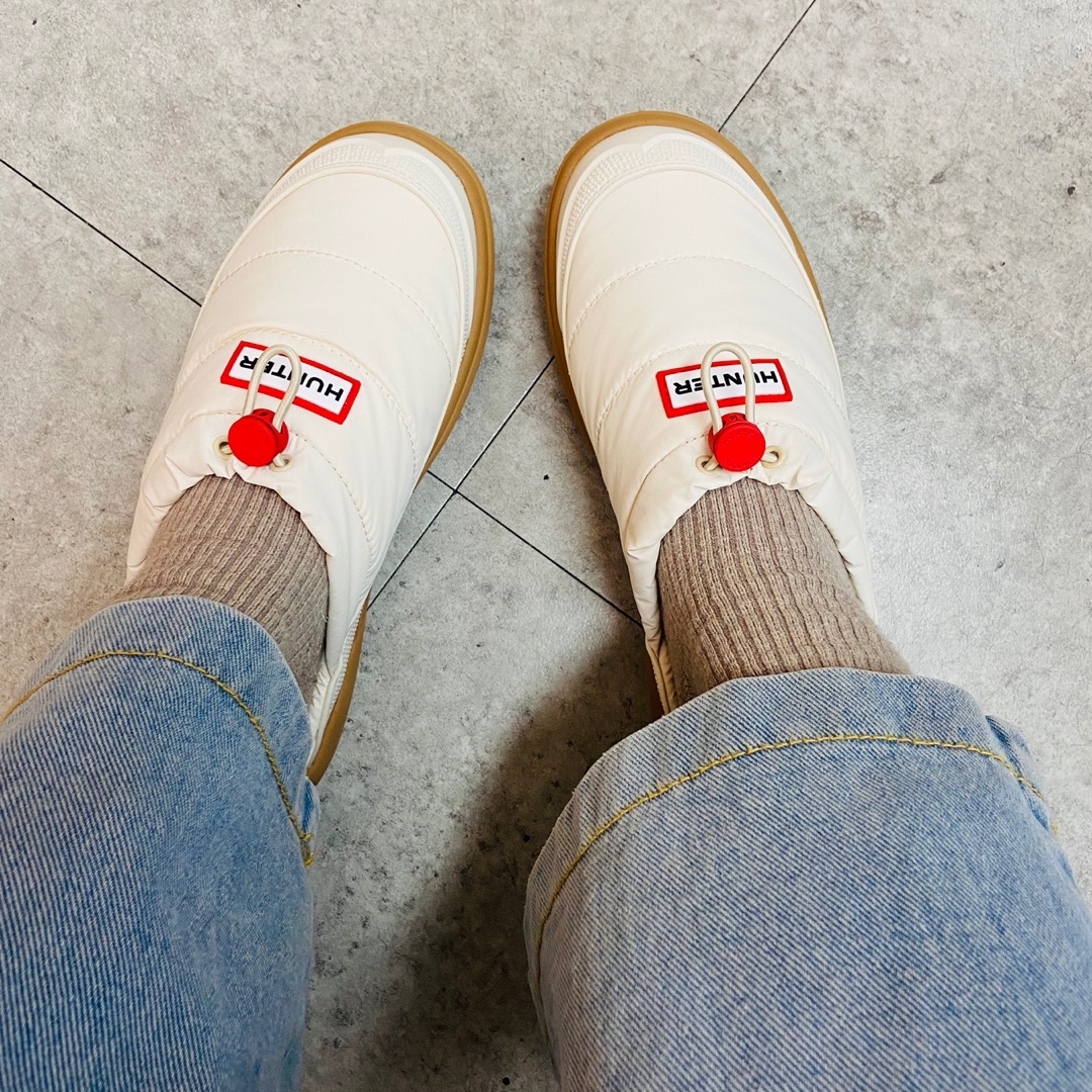 (W) Hunter In Out Insulated Slipper White Willow Gum 착용 스타일