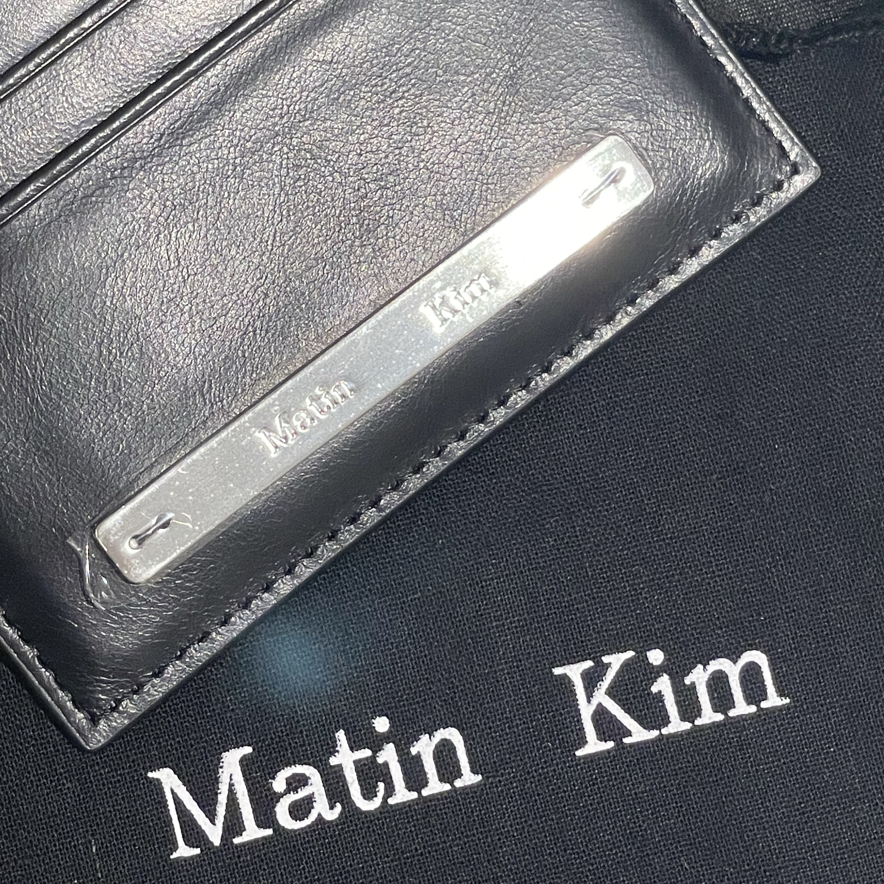 Matin Kim Vintage Card Wallet Black 착용 스타일