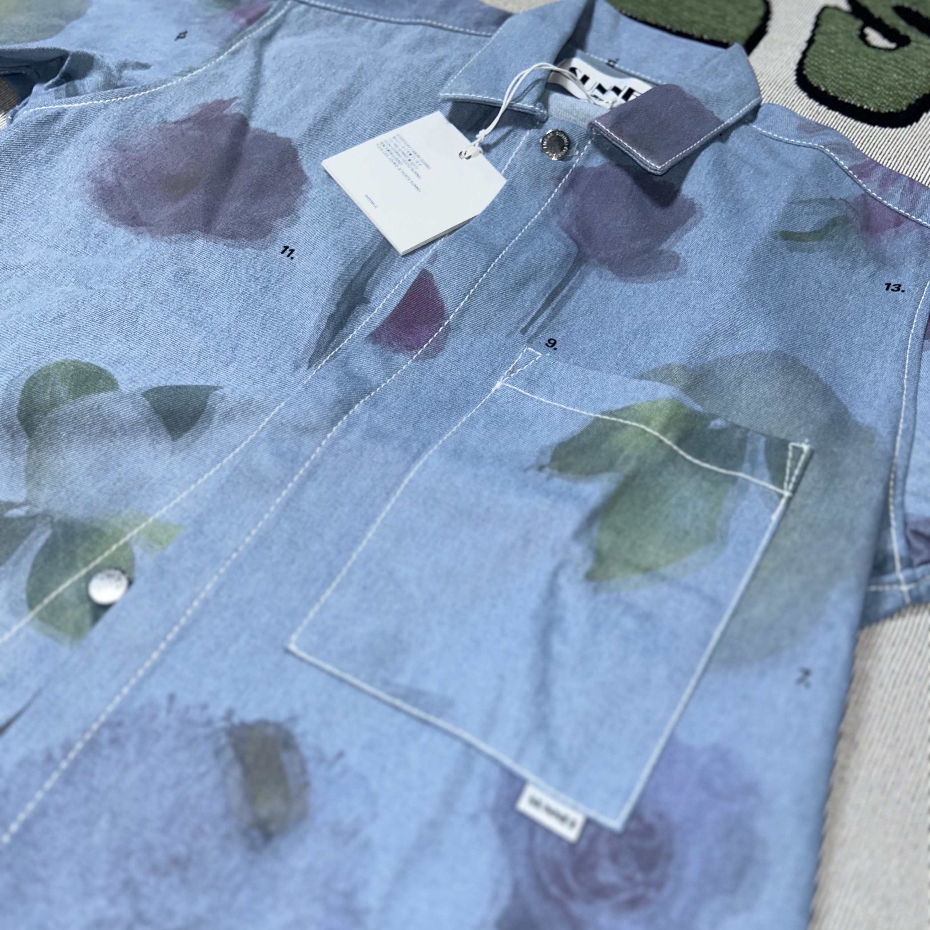 Sunnei Floral Printed Denim Shirt Light Wash 착용 스타일 - 6