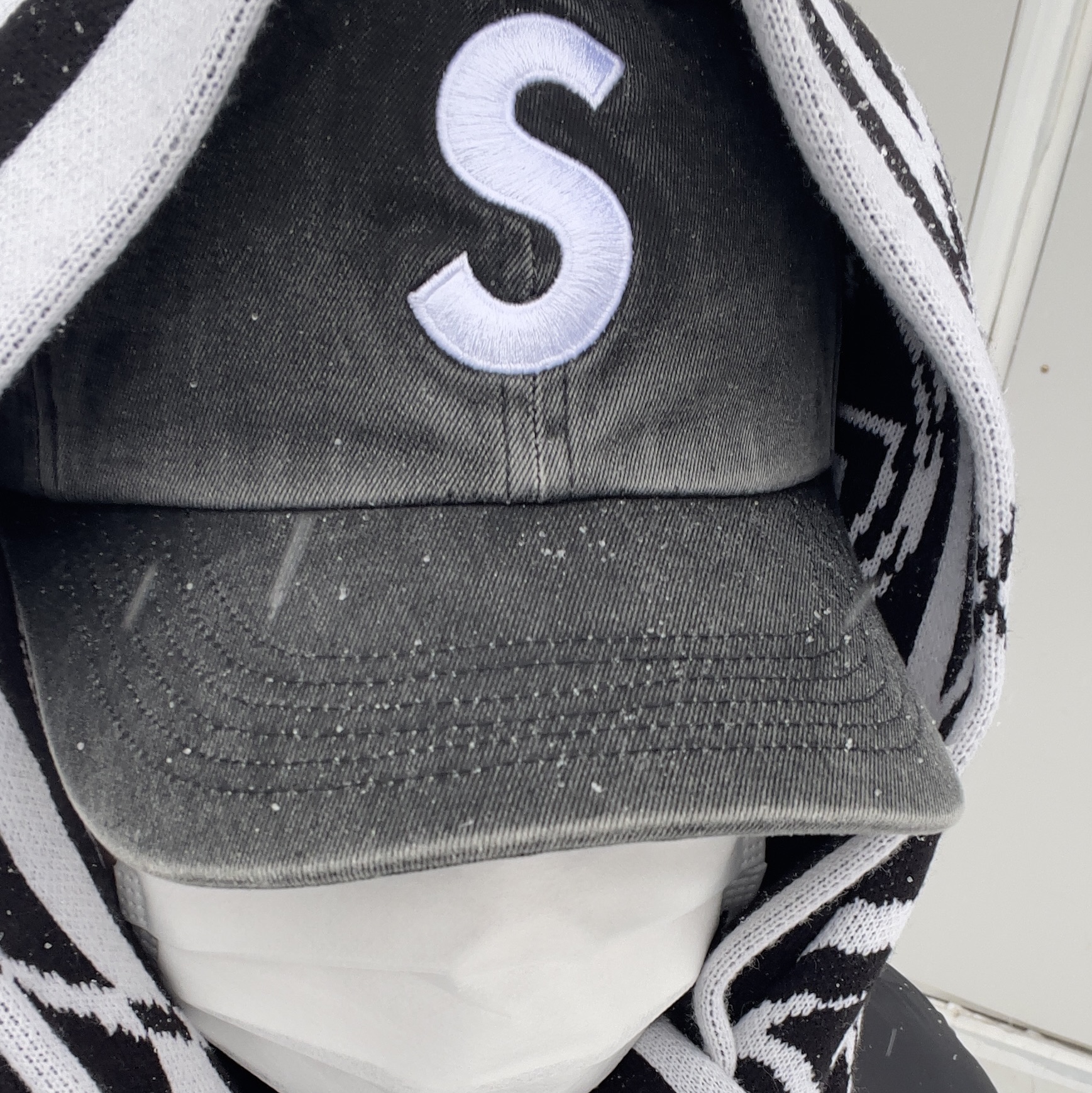 Supreme Pigment Print S Logo 6-Panel Black - 23FW 착용 스타일