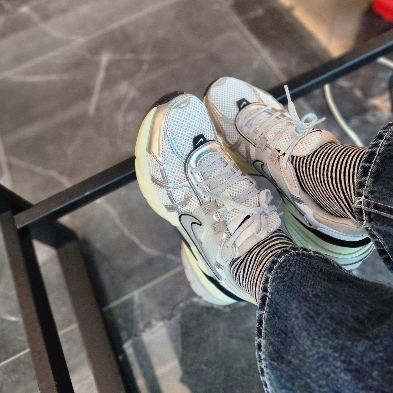 Nike V2K Run Summit White Metallic Silver 착용 스타일 - 1