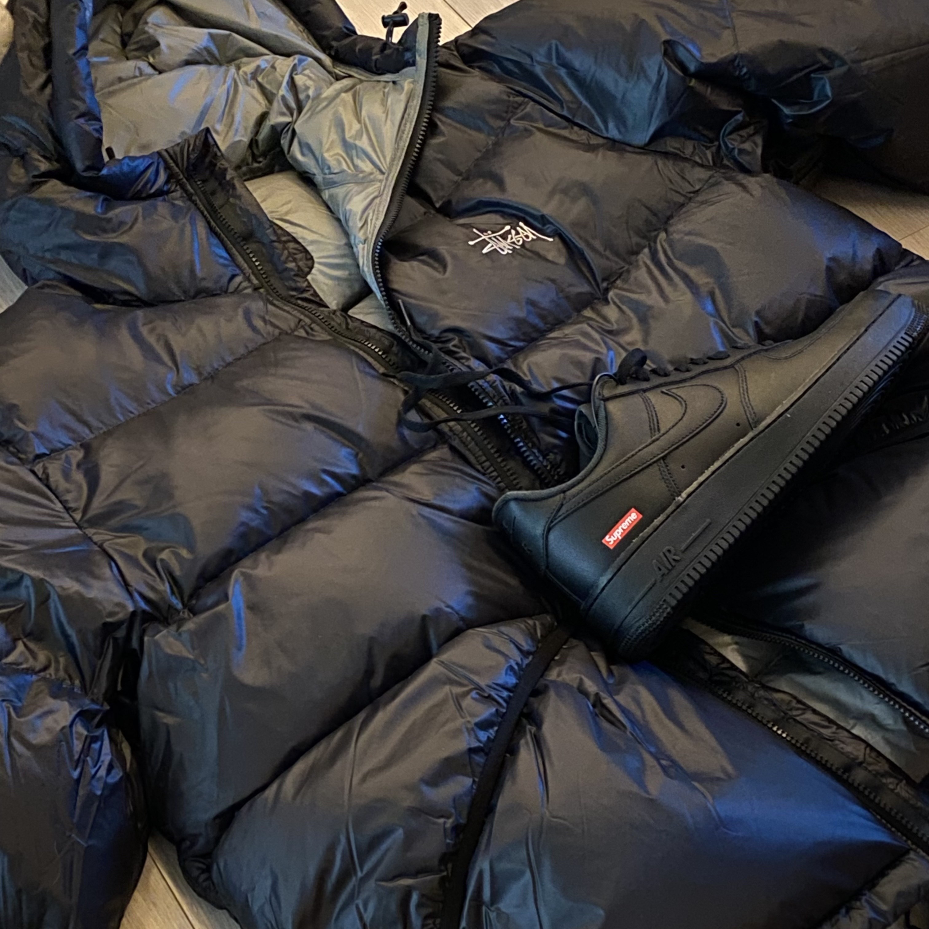 Stussy Down Parka Micro Ripstop Phantom Black, Nike x Supreme Air Force 1 Low Black 착용 스타일