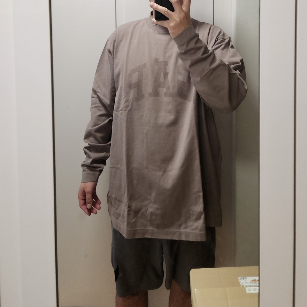 Yeezy Gap Engineered By Balenciaga Dove Long Sleeve T-Shirt Beige, Yeezy Gap Engineered By Balenciaga Dove Long Sleeve T-Shirt Black 착용 스타일 - 2