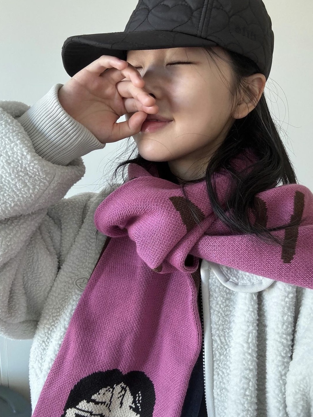 Meenoi This Is Cool Muffler Pink Brown 착용 스타일
