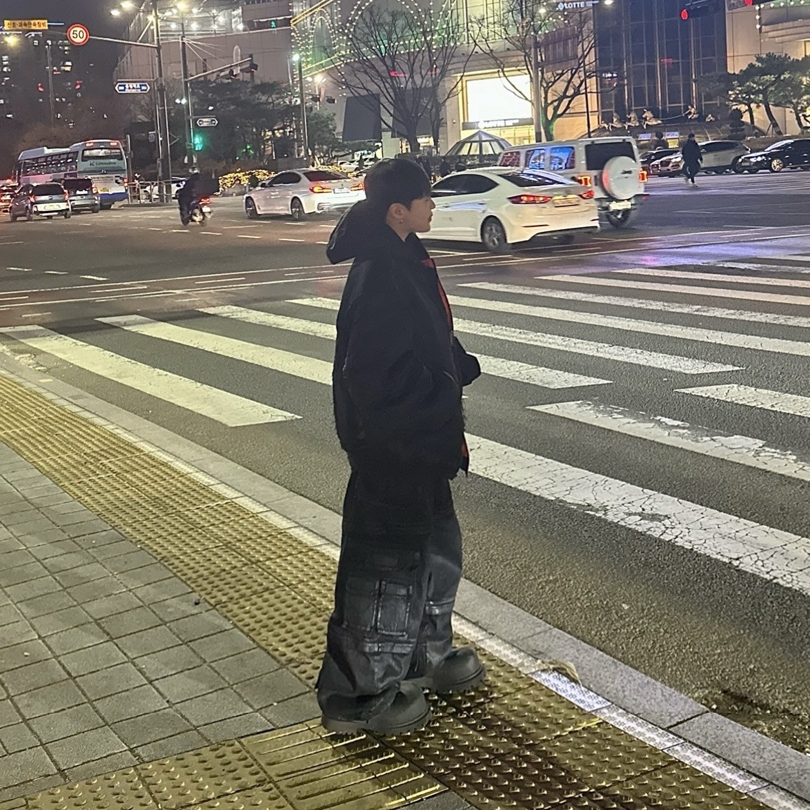 프로젝트 G/R 오버사이즈 컨버터블 카고 팬츠 코티드 블랙, 프로젝트 G/R 리워크 후드 봄버 자켓 블랙 착용 스타일 - 1