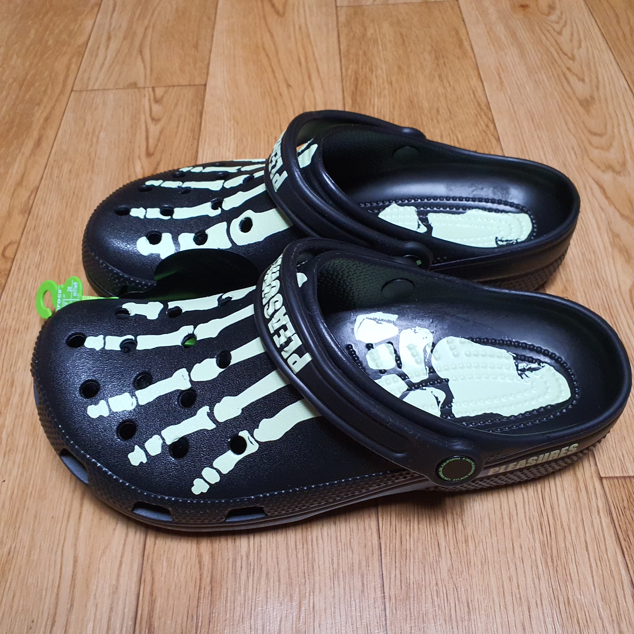 Crocs x Pleasures Clog Black 착용 스타일