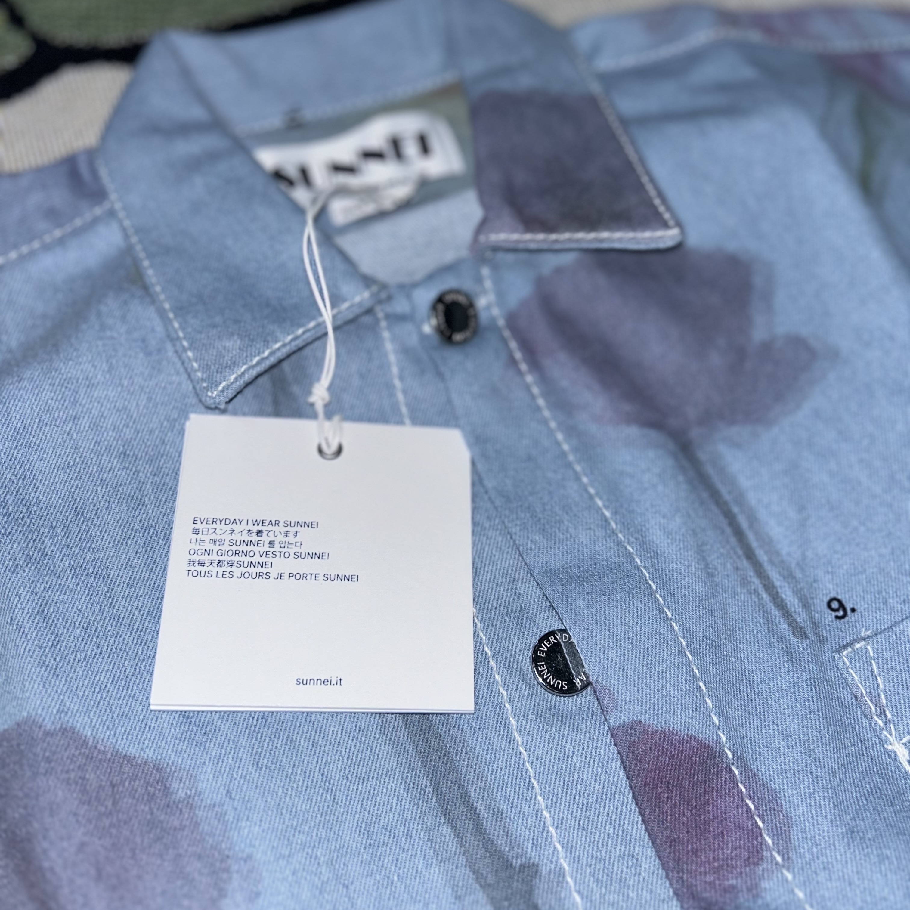 Sunnei Floral Printed Denim Shirt Light Wash 착용 스타일 - 5