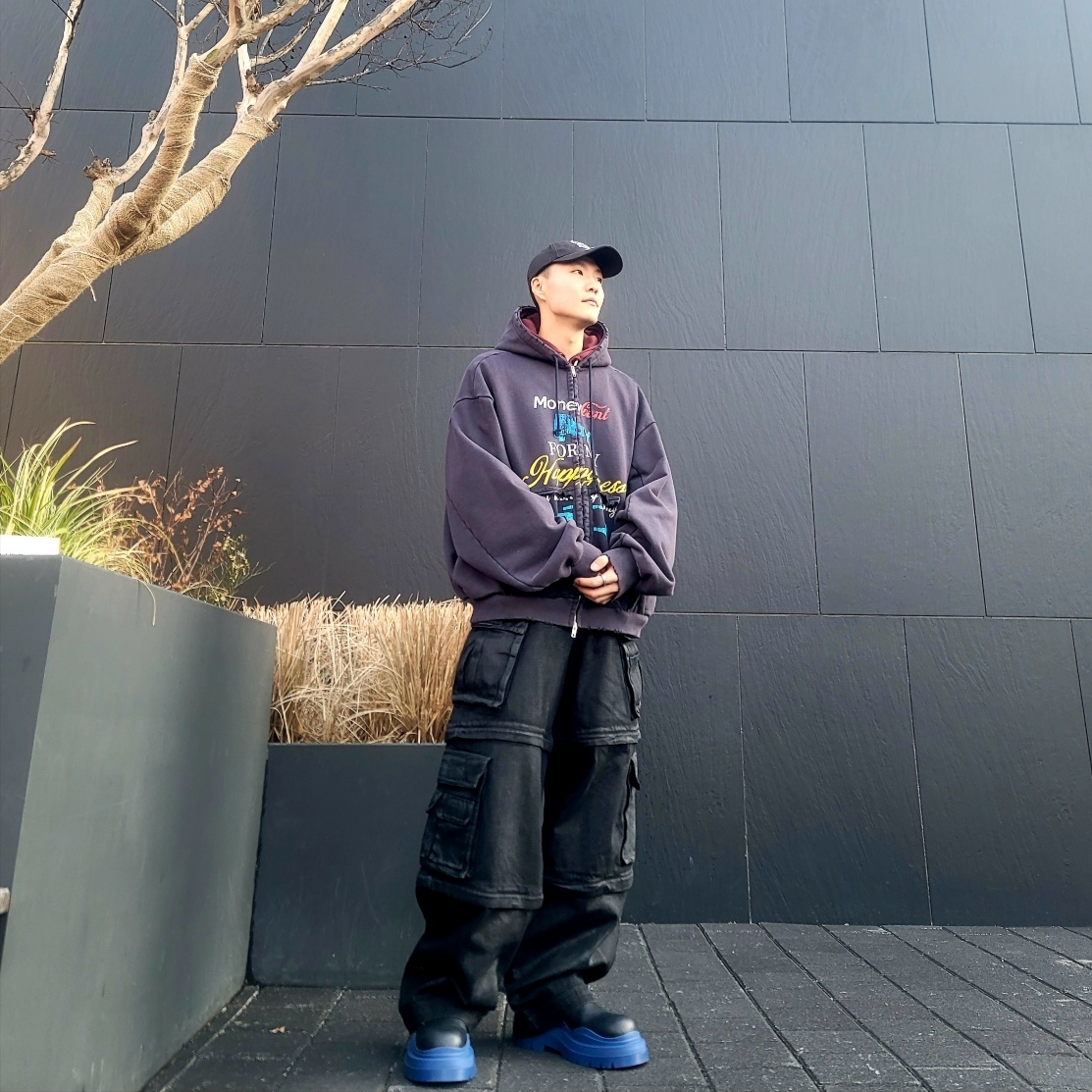 Project G/R Happiness Zip Hoodie Navy, Project G/R Oversized Convertible Cargo Pants Coated Black 착용 스타일 - 1
