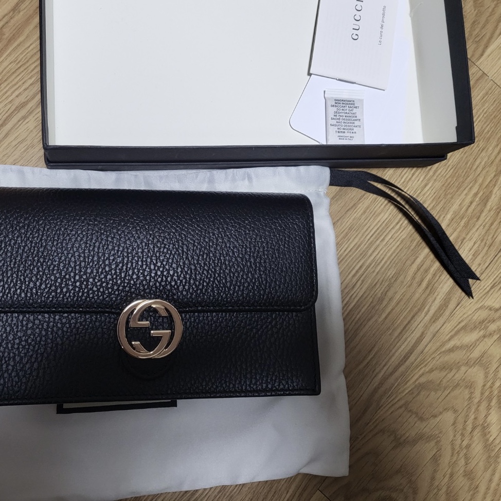 Gucci GG Interlocking Chain Strap Wallet Black 착용 스타일