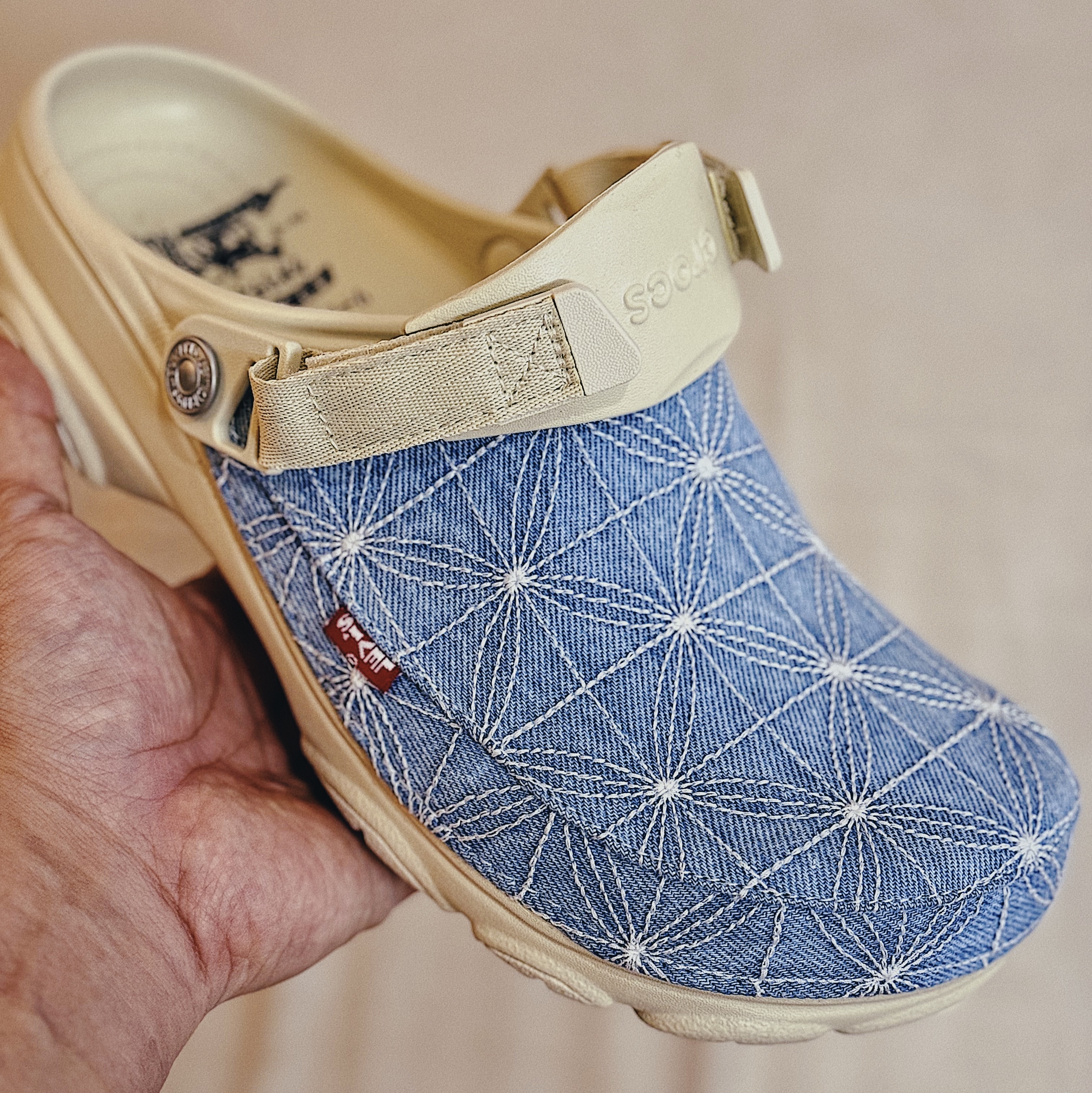 Crocs x Levi's All Terrain Clog Bone Blue 착용 스타일