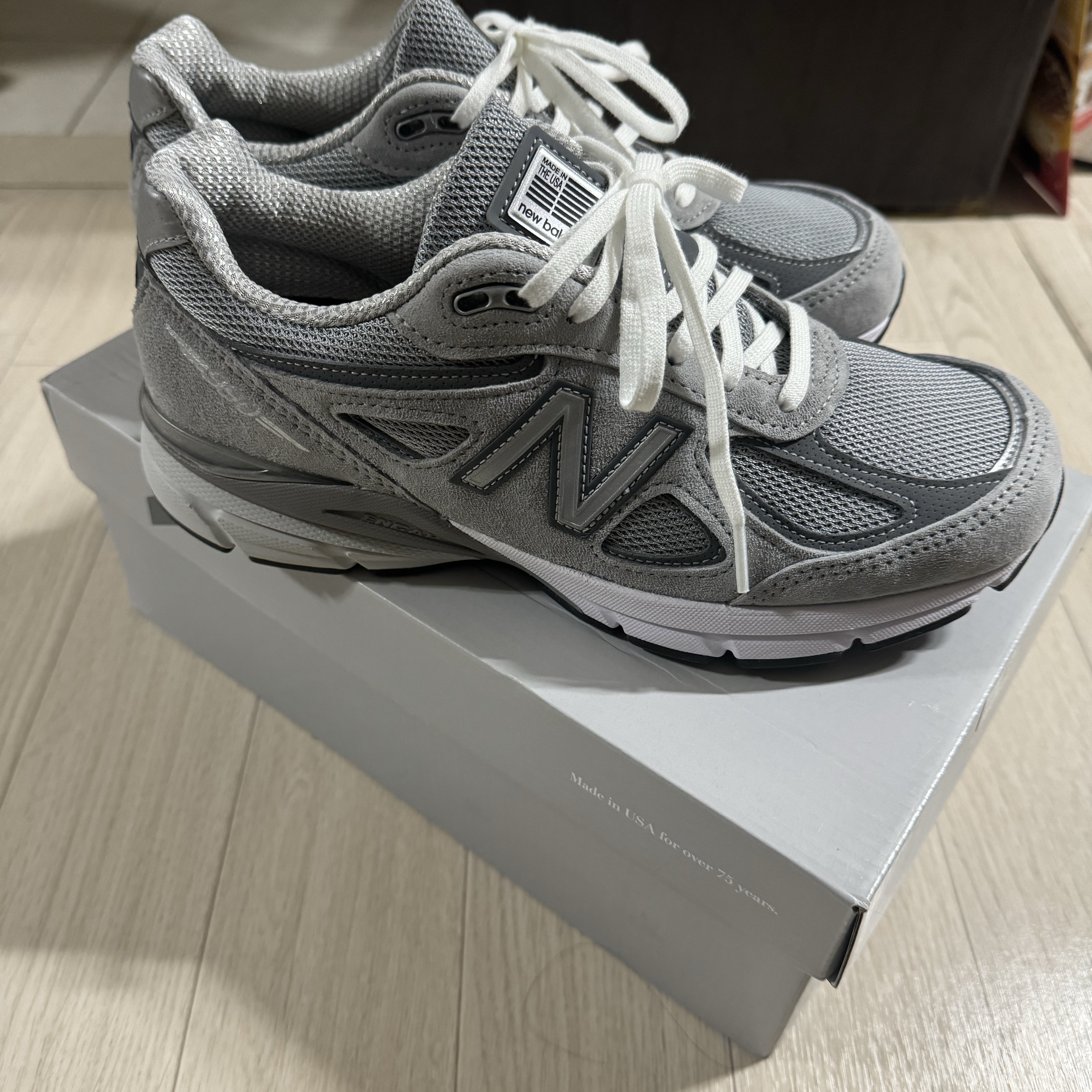 뉴발란스 990v4 메이드 인 USA 그레이 실버 착용 스타일