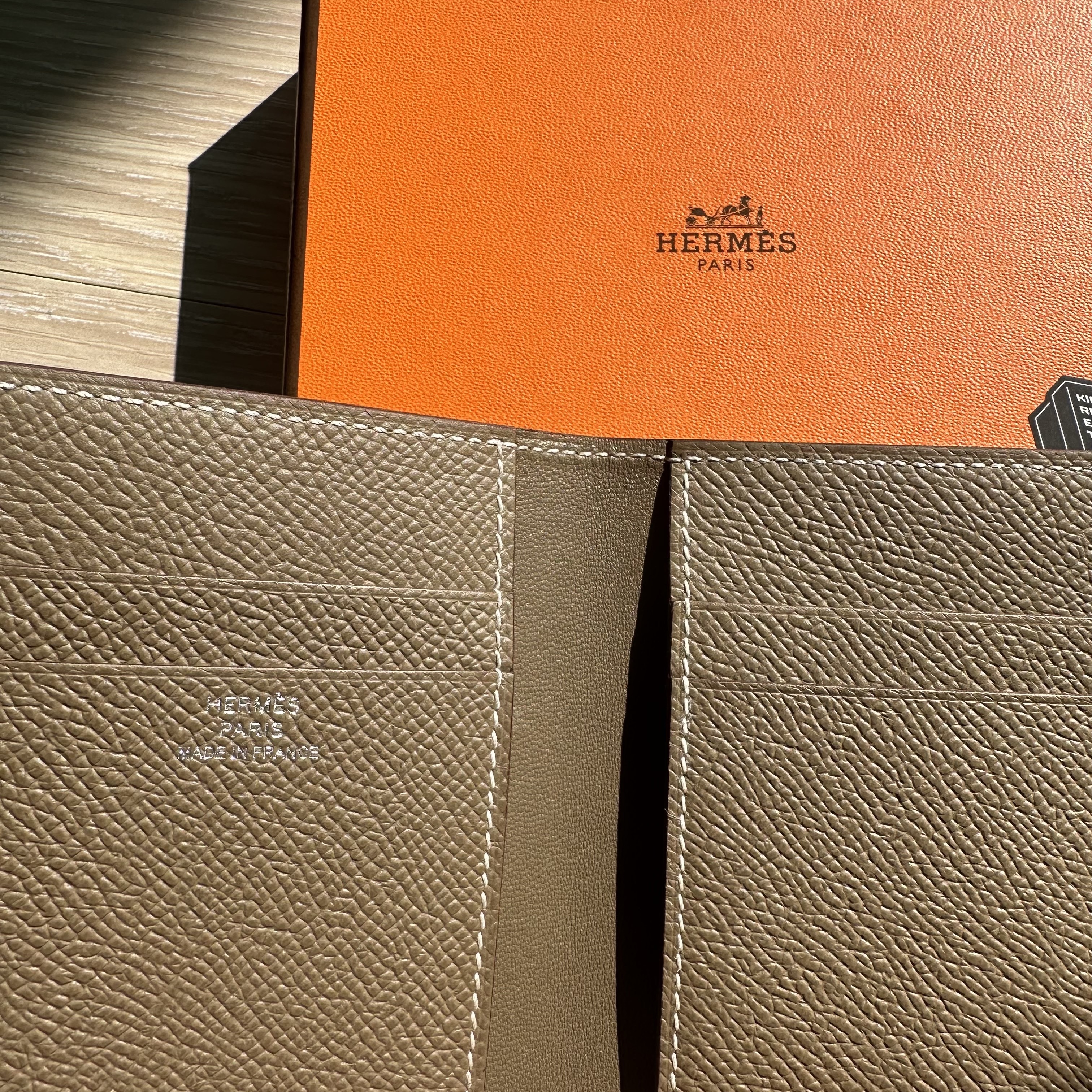 Hermes MC² Euclide Card Holder Epsom & Etoupe 착용 스타일 - 3