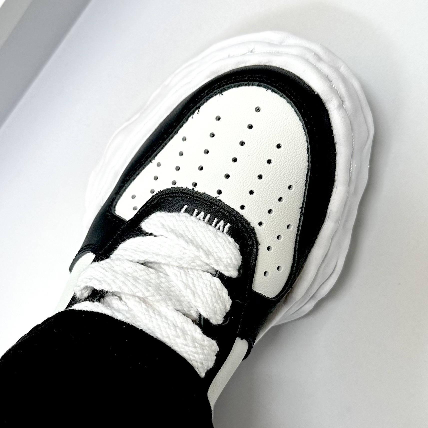 Maison Mihara Yasuhiro Wayne OG Sole Leather Low-top Sneakers Black White 착용 스타일