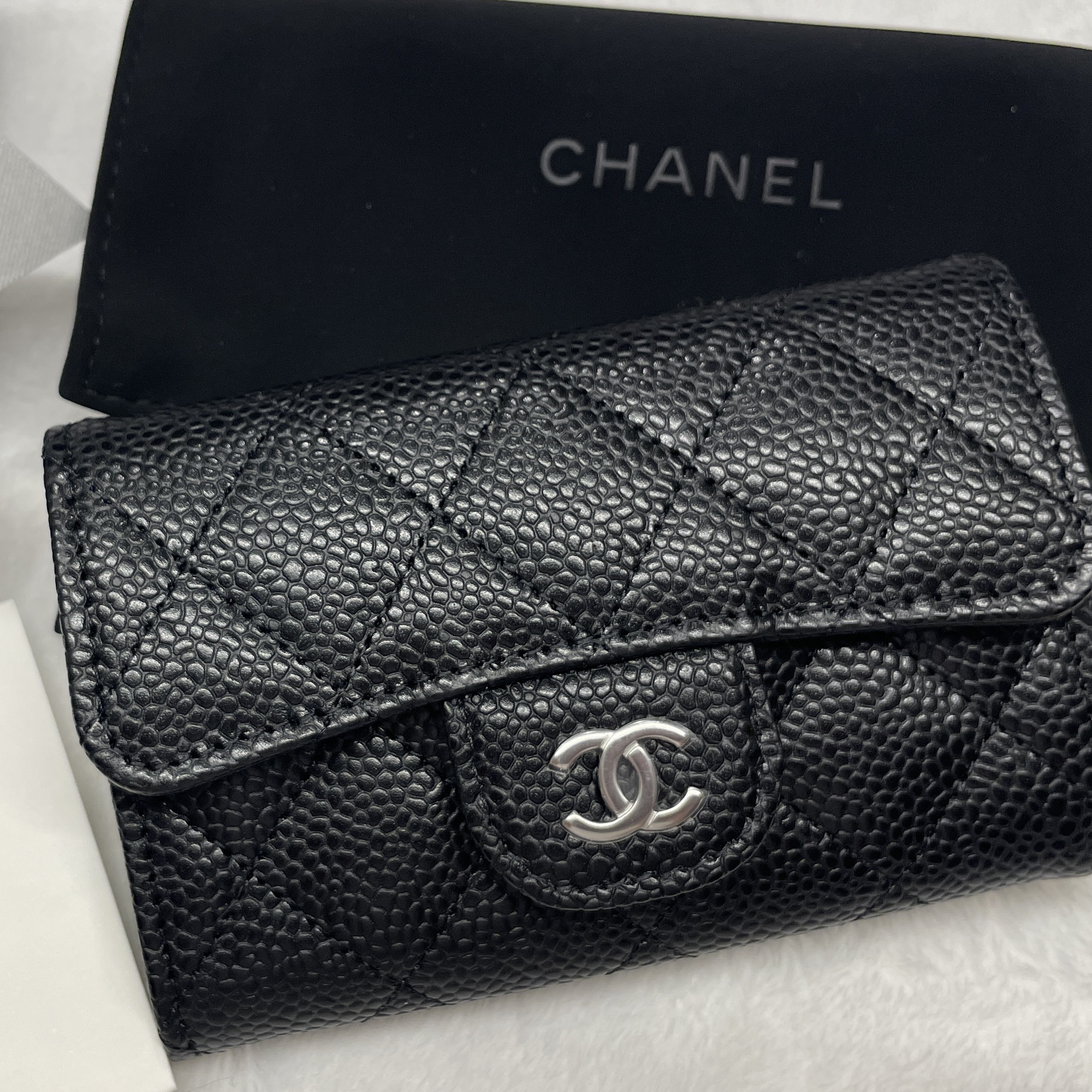 Chanel Classic Card Holder Grained Calfskin & Silver Black 착용 스타일 - 2