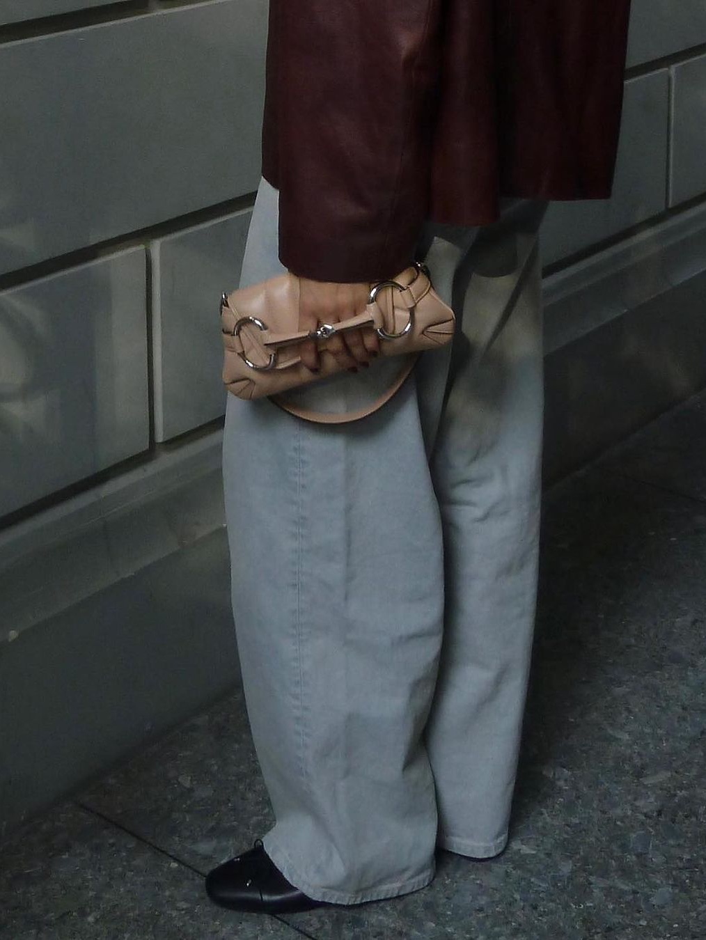 Gucci Horsebit Chain Small Shoulder Bag Black Leather, Gucci Horsebit Chain Small Shoulder Bag Rose Beige Leather 착용 스타일 - 5