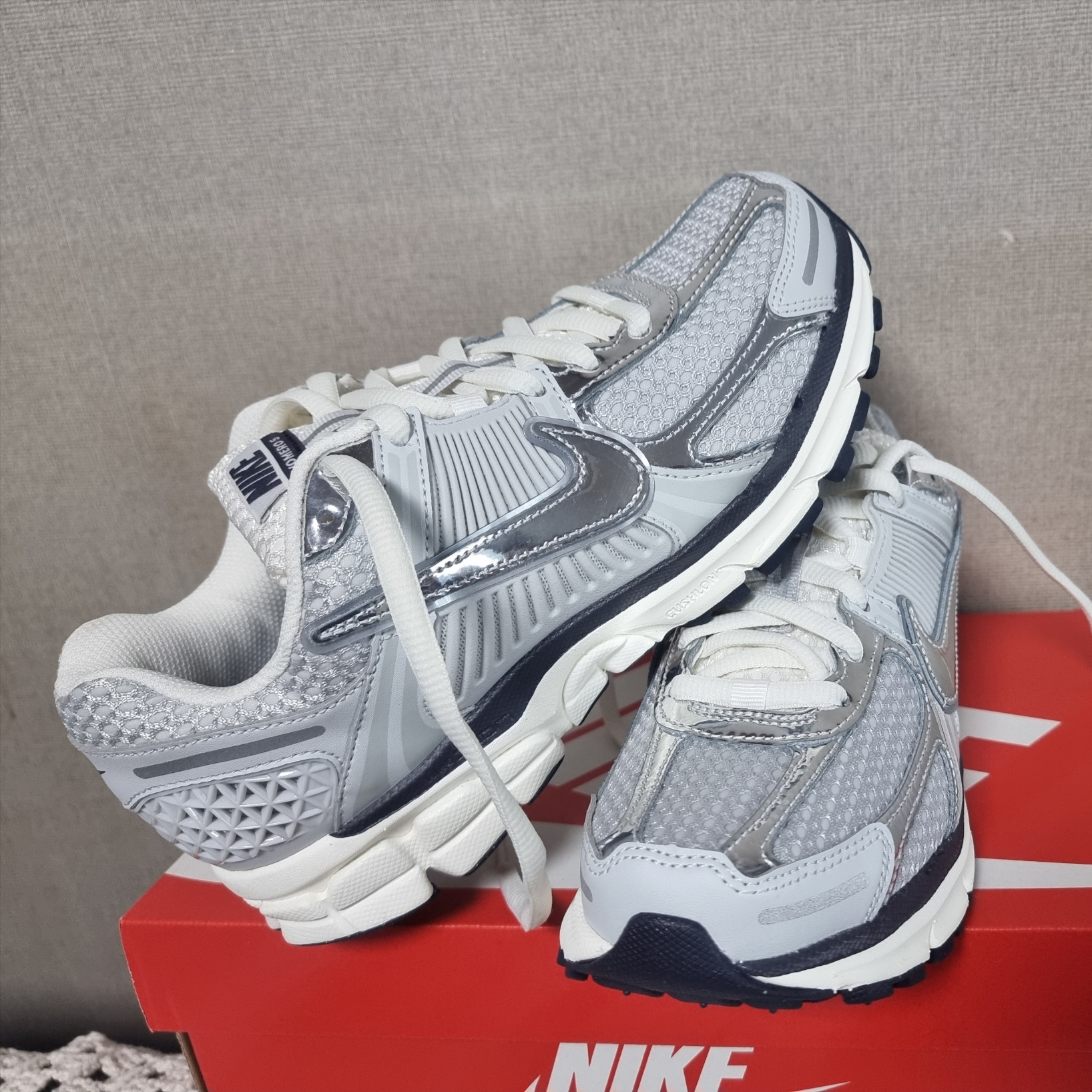 (W) Nike Zoom Vomero 5 Photon Dust and Metallic Silver 착용 스타일