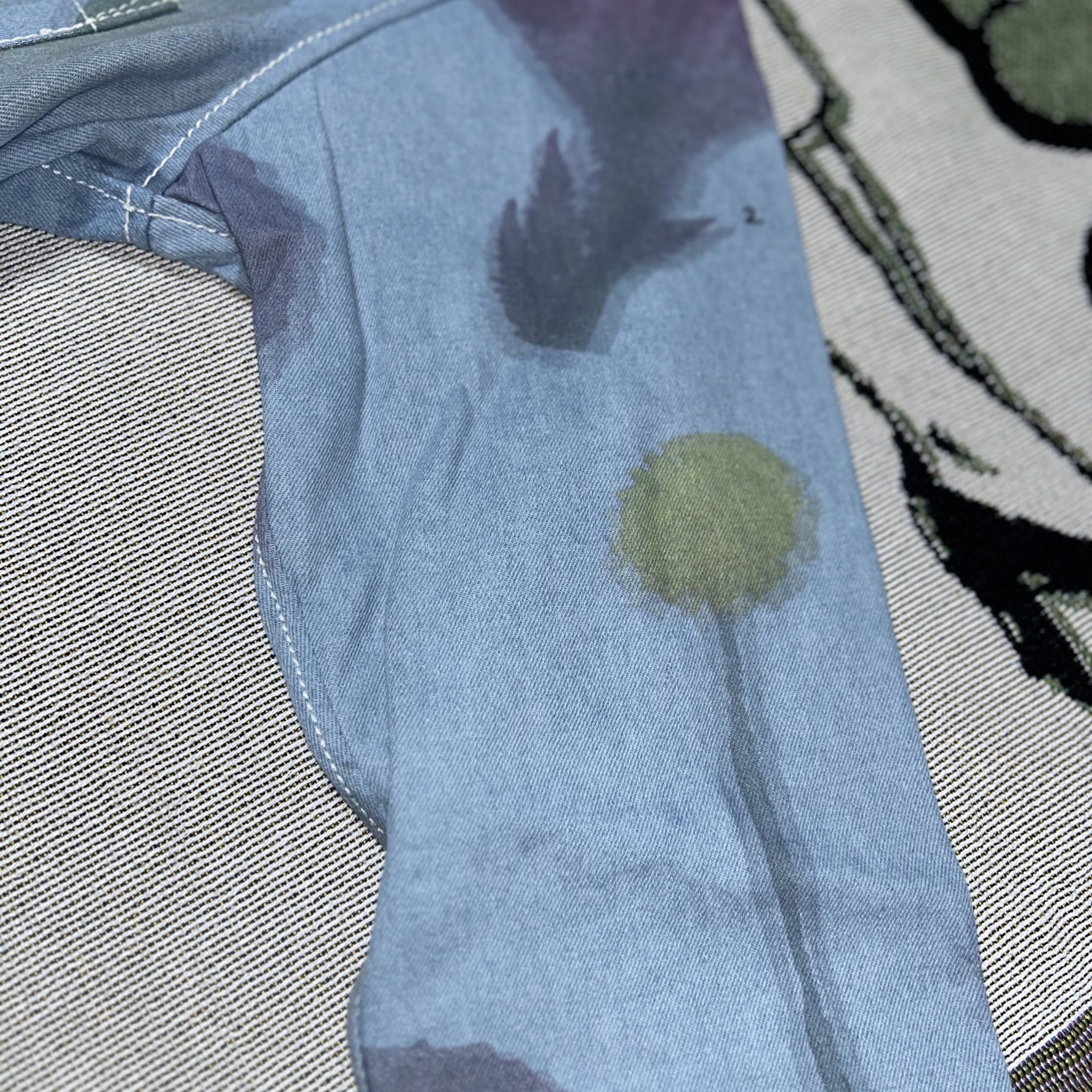 Sunnei Floral Printed Denim Shirt Light Wash 착용 스타일 - 3