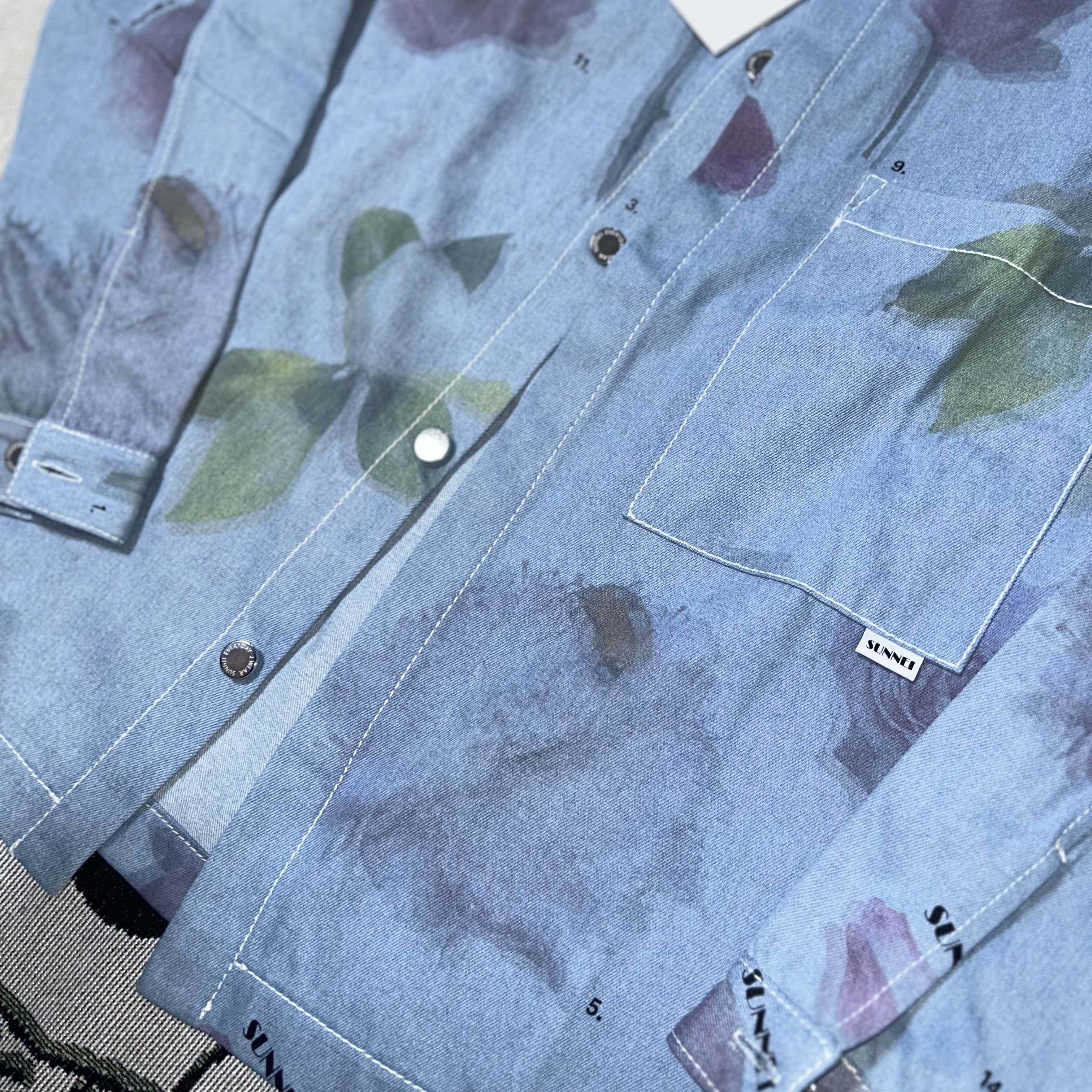 Sunnei Floral Printed Denim Shirt Light Wash 착용 스타일 - 2