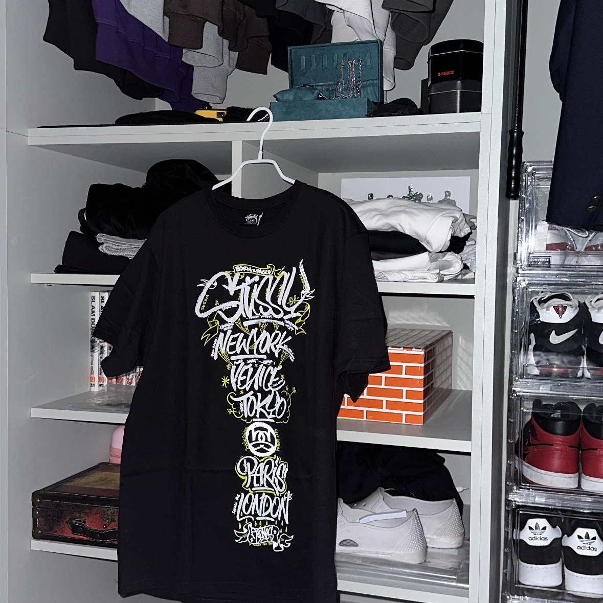 Stussy x Born X Raised Handstyles T-Shirt Black 착용 스타일 - 3