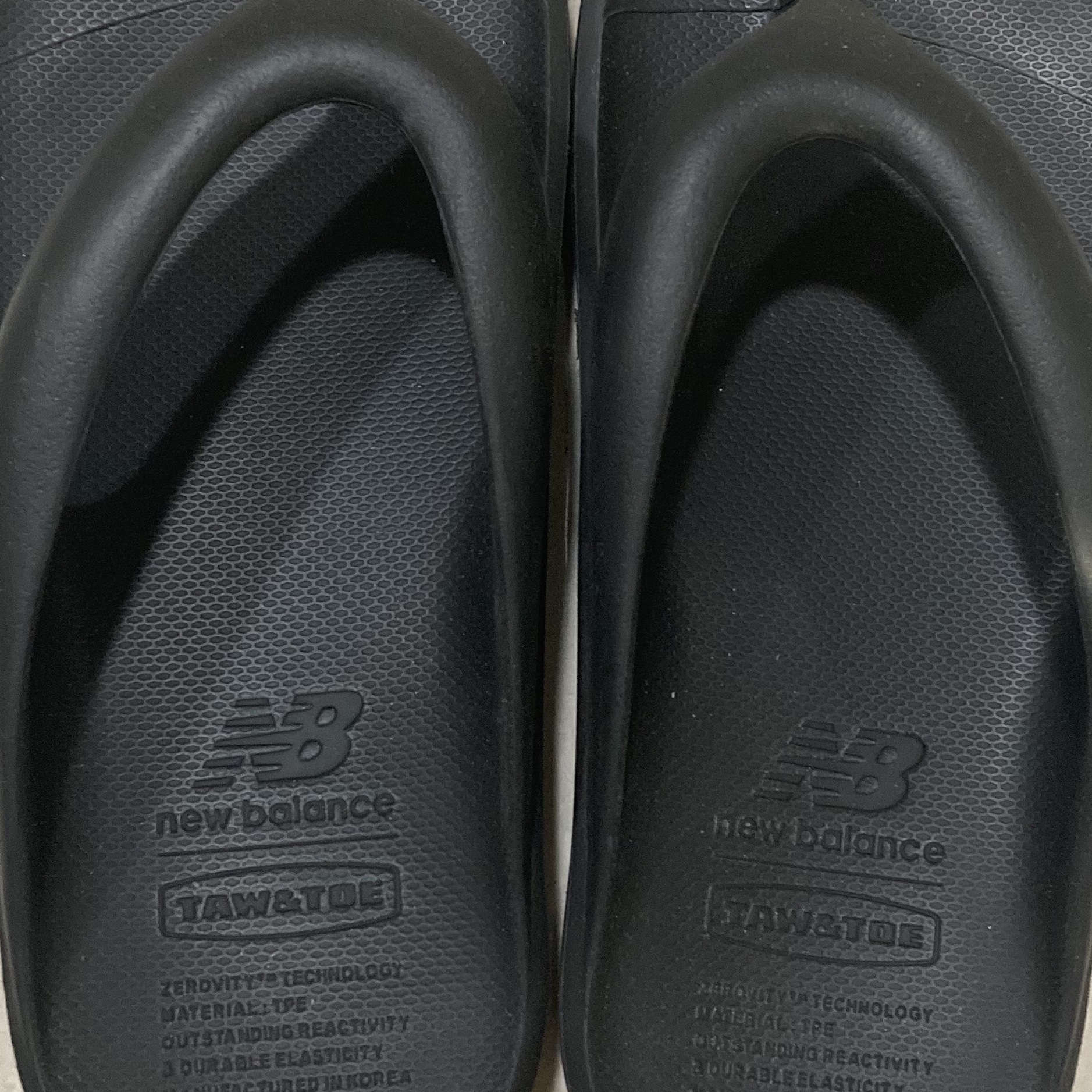 New Balance x Taw&Toe Flip Flop Black 착용 스타일