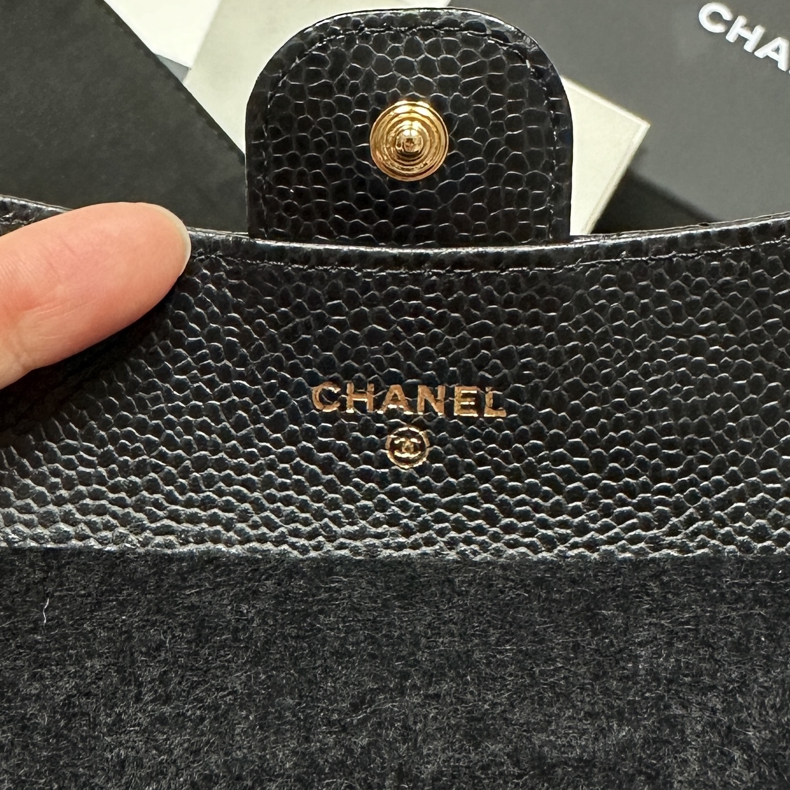 Chanel Classic Card Holder Grained Calfskin & Gold Black 착용 스타일 - 1