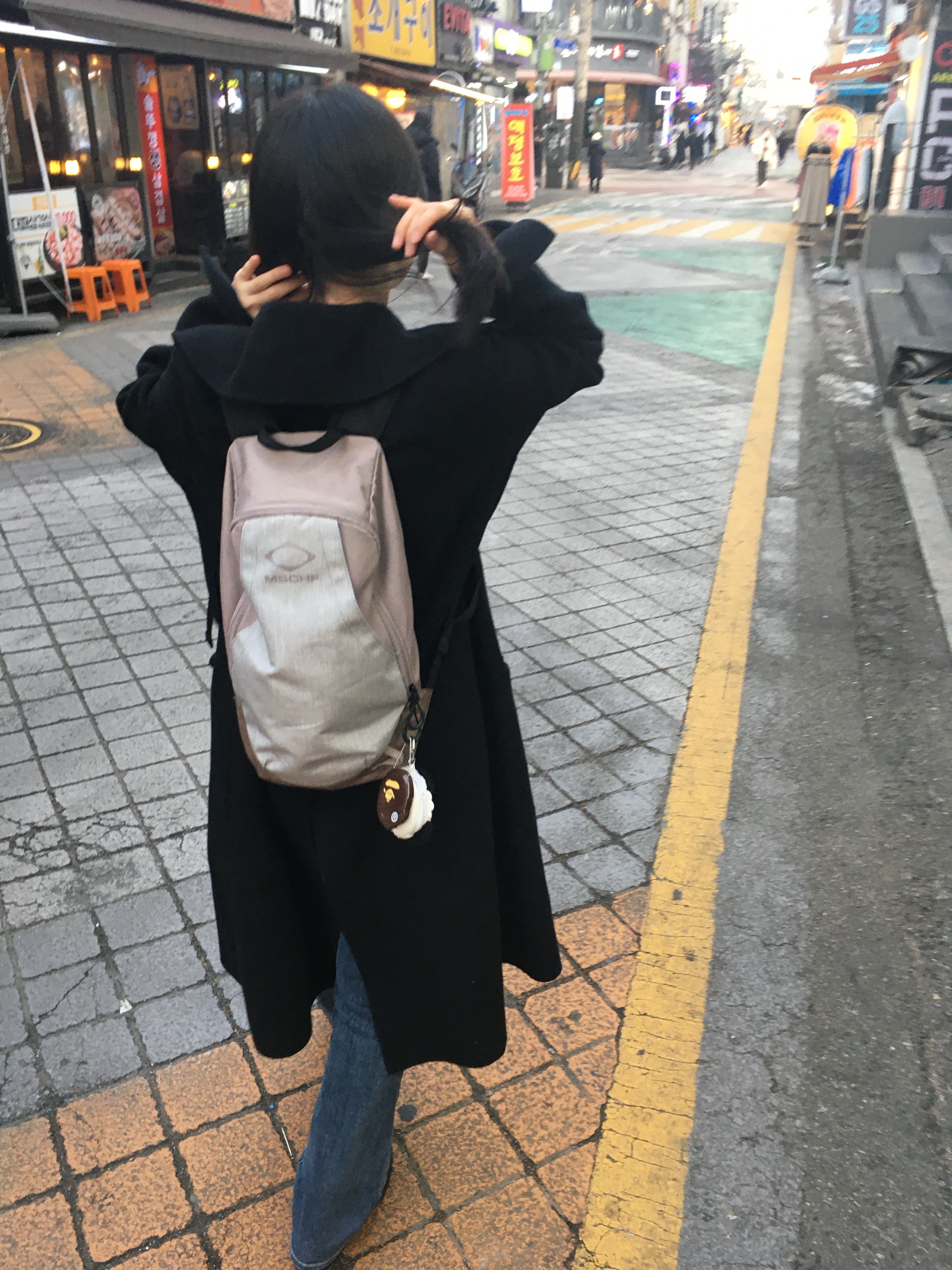 미스치프 롬버스 백팩 핑크 그레이, 베이프 에이프 헤드 코인 케이스 M 브라운 착용 스타일 - 1