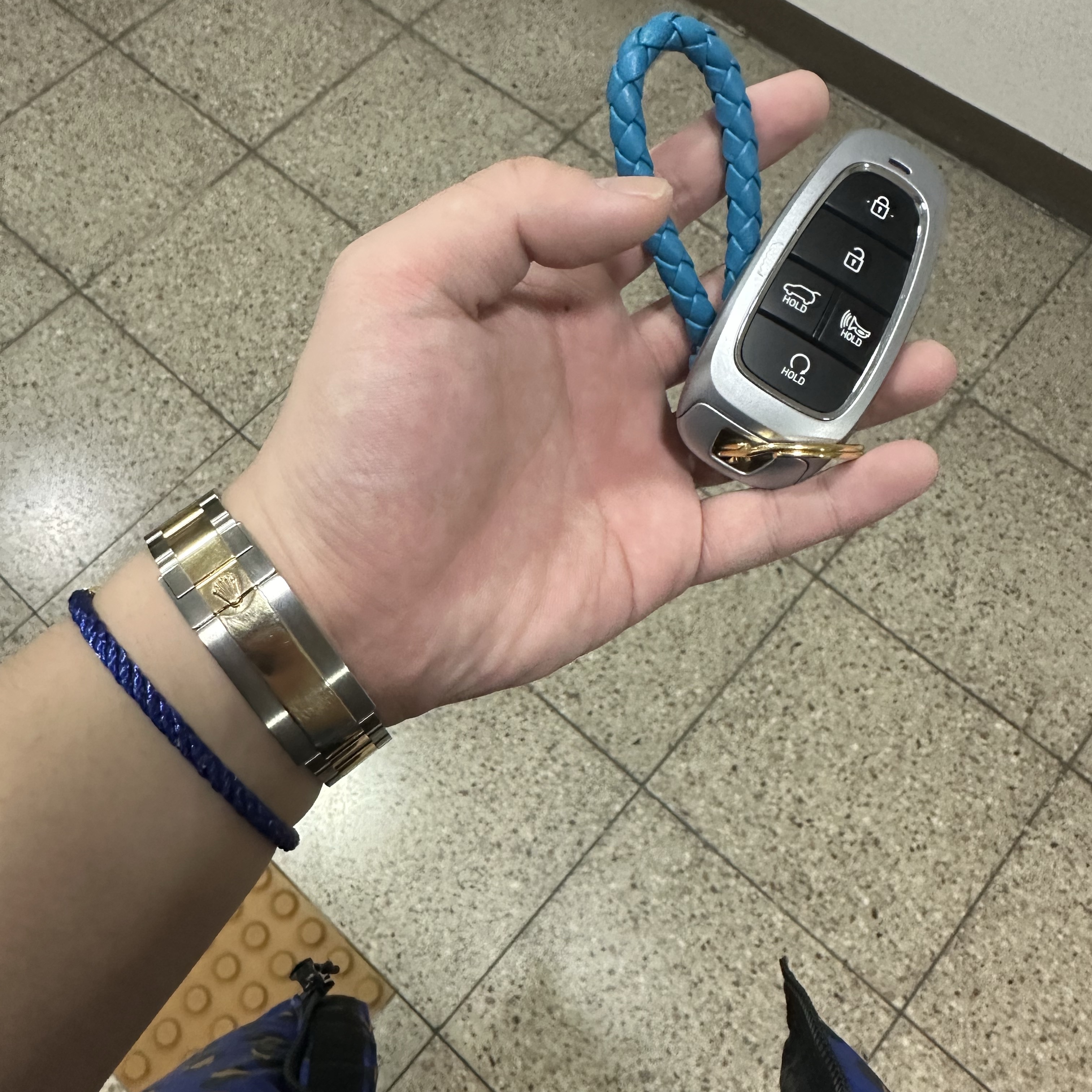 Bottega Veneta Leather Keyring Blue Print 착용 스타일
