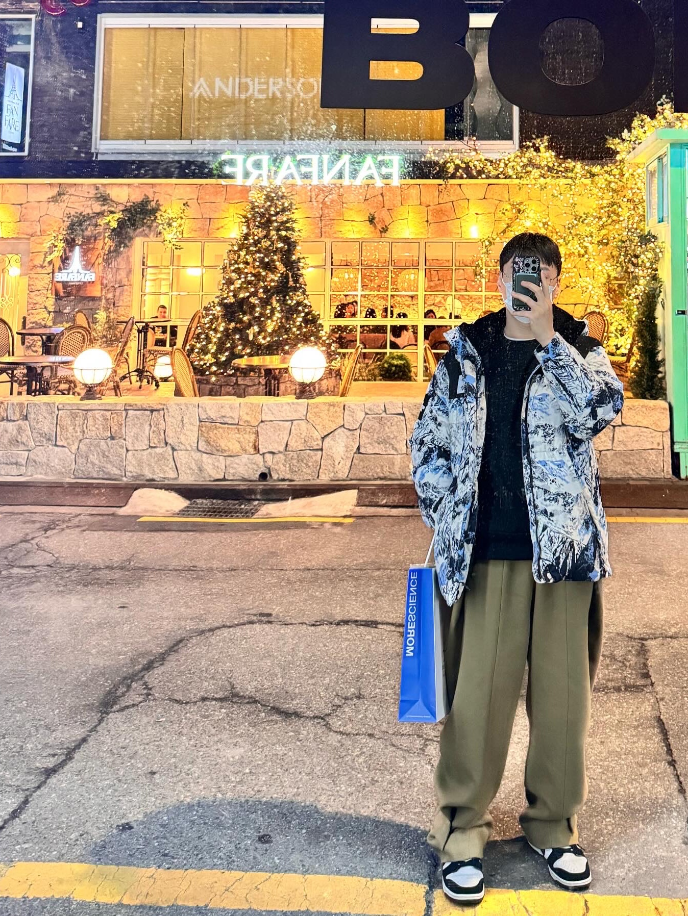 The North Face 22 Beijing Team Korea Down Parka Replica White, Wooyoungmi Luminous Jellyfish Back Logo Sweatshirt Black - 24SS 착용 스타일 - 3