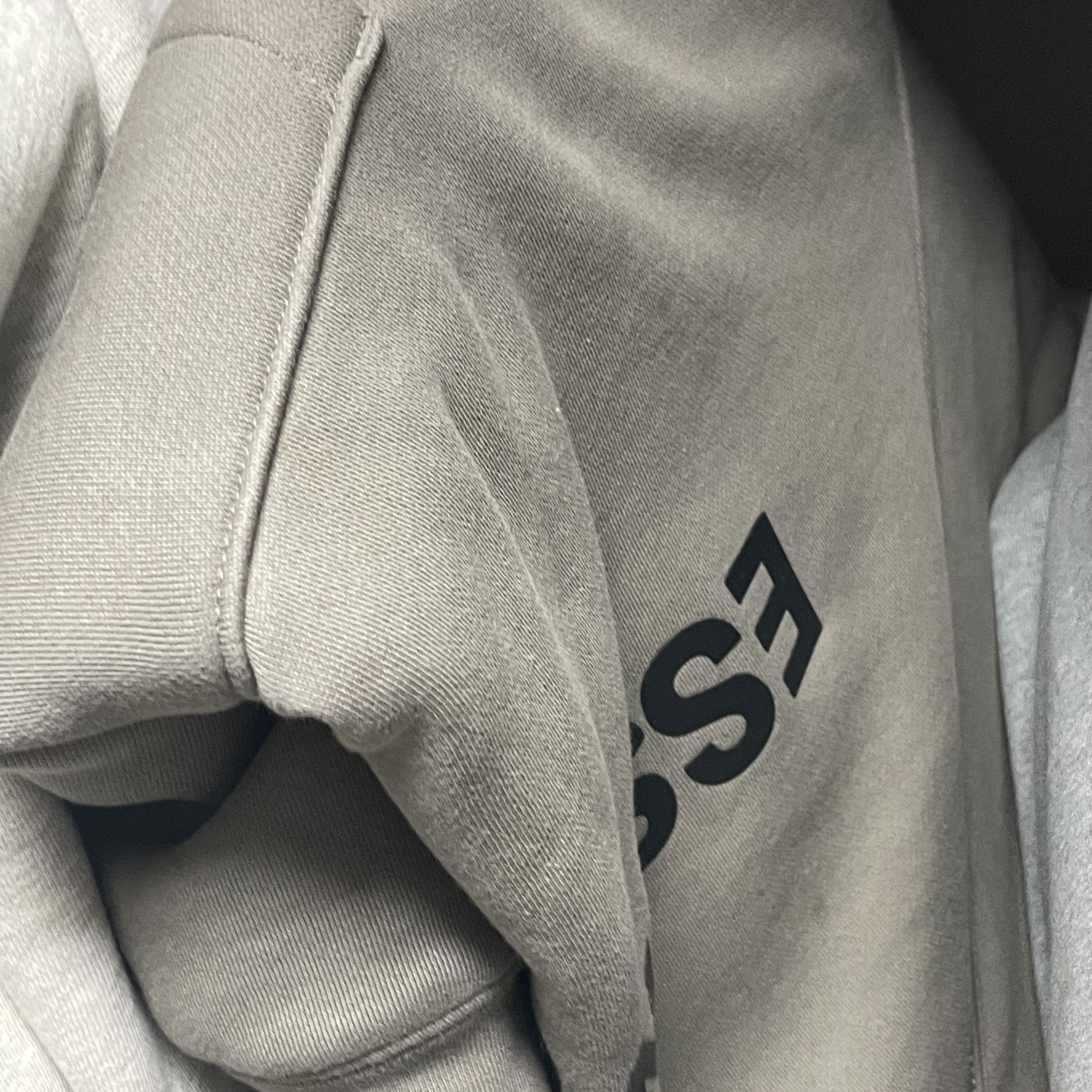 Essentials 3D Silicon Applique Pullover Hoodie Cement - 20FW 착용 스타일