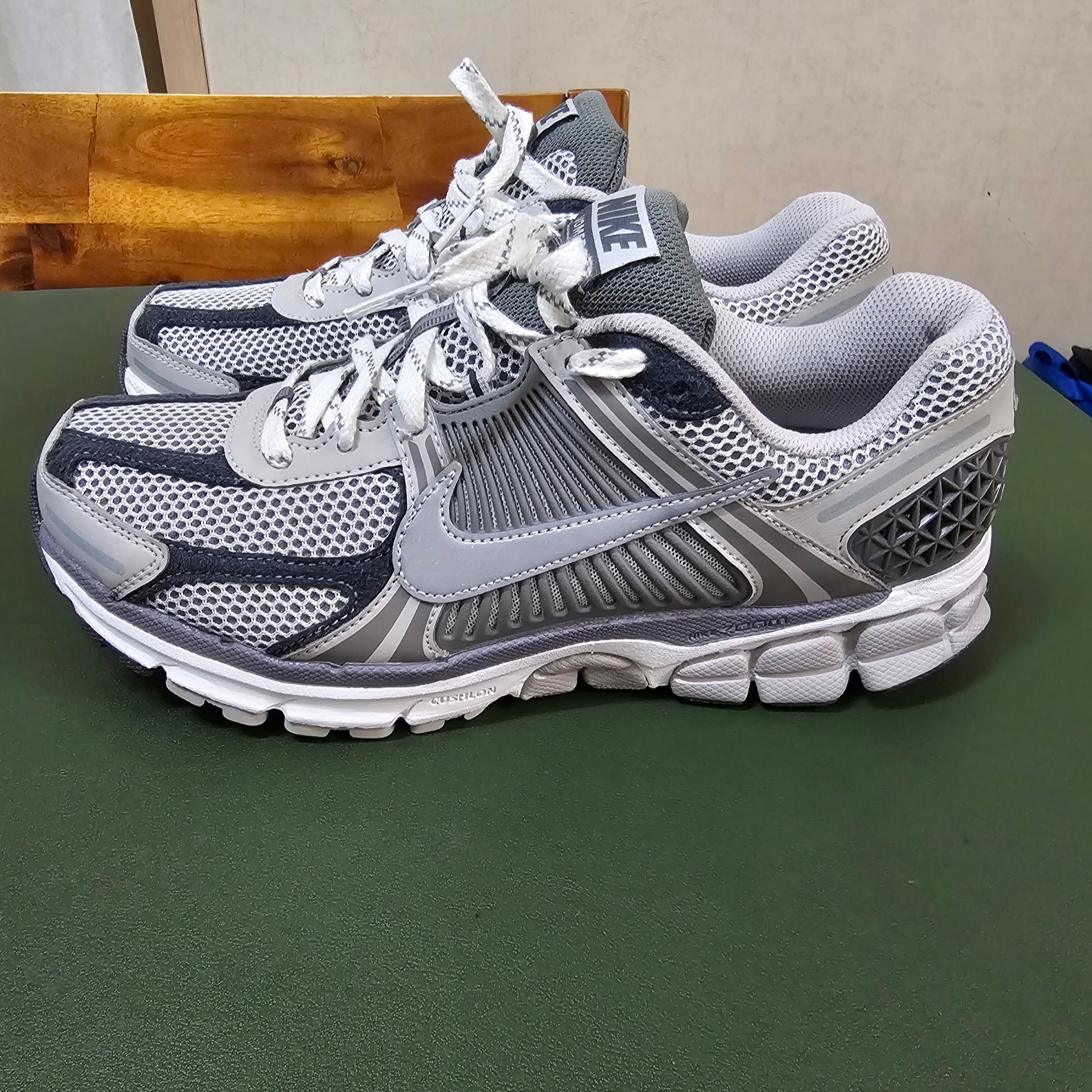 Nike Zoom Vomero 5 PRM Light Iron Ore and Flat Fewter 착용 스타일 - 2