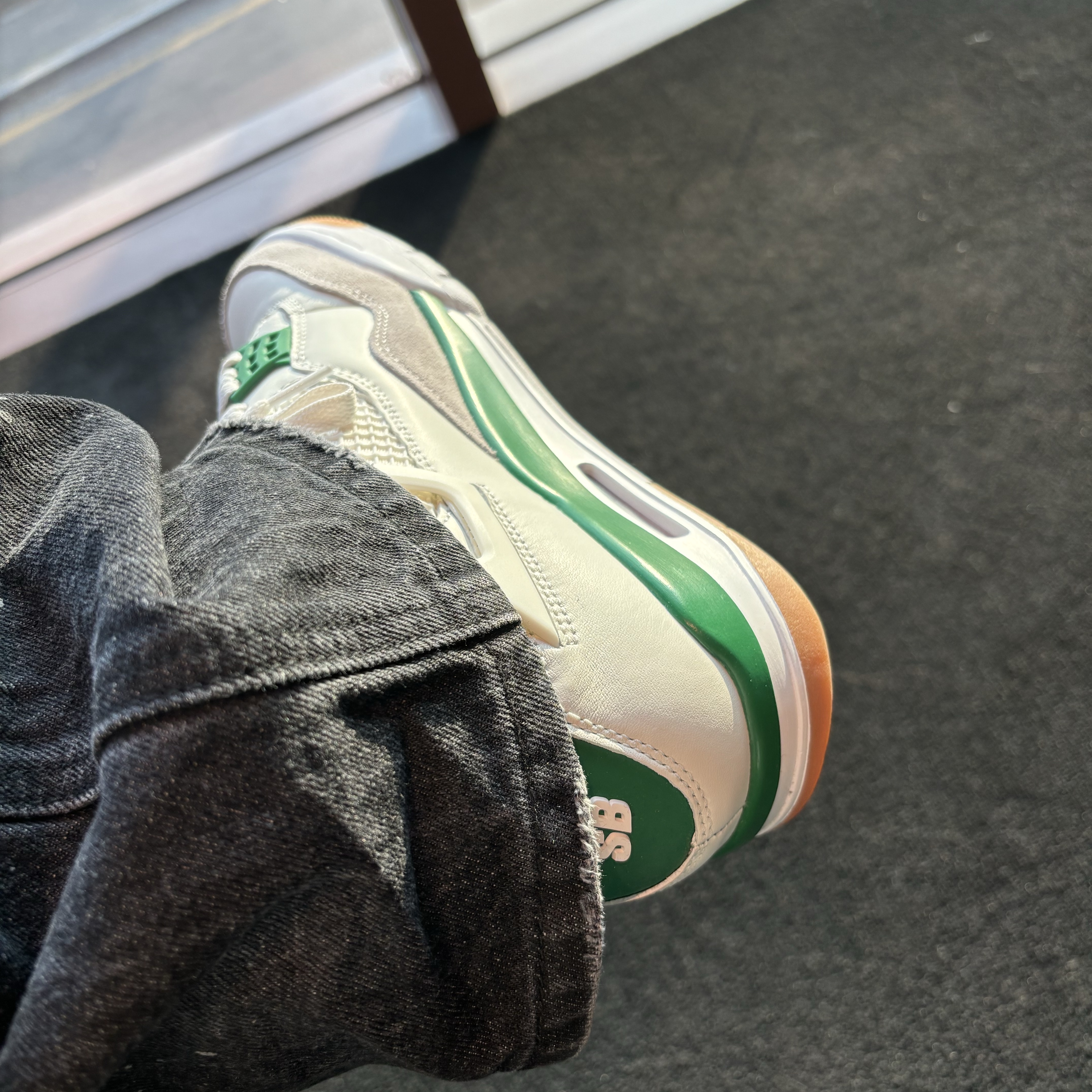 Jordan 4 x Nike SB Retro SP Pine Green 착용 스타일