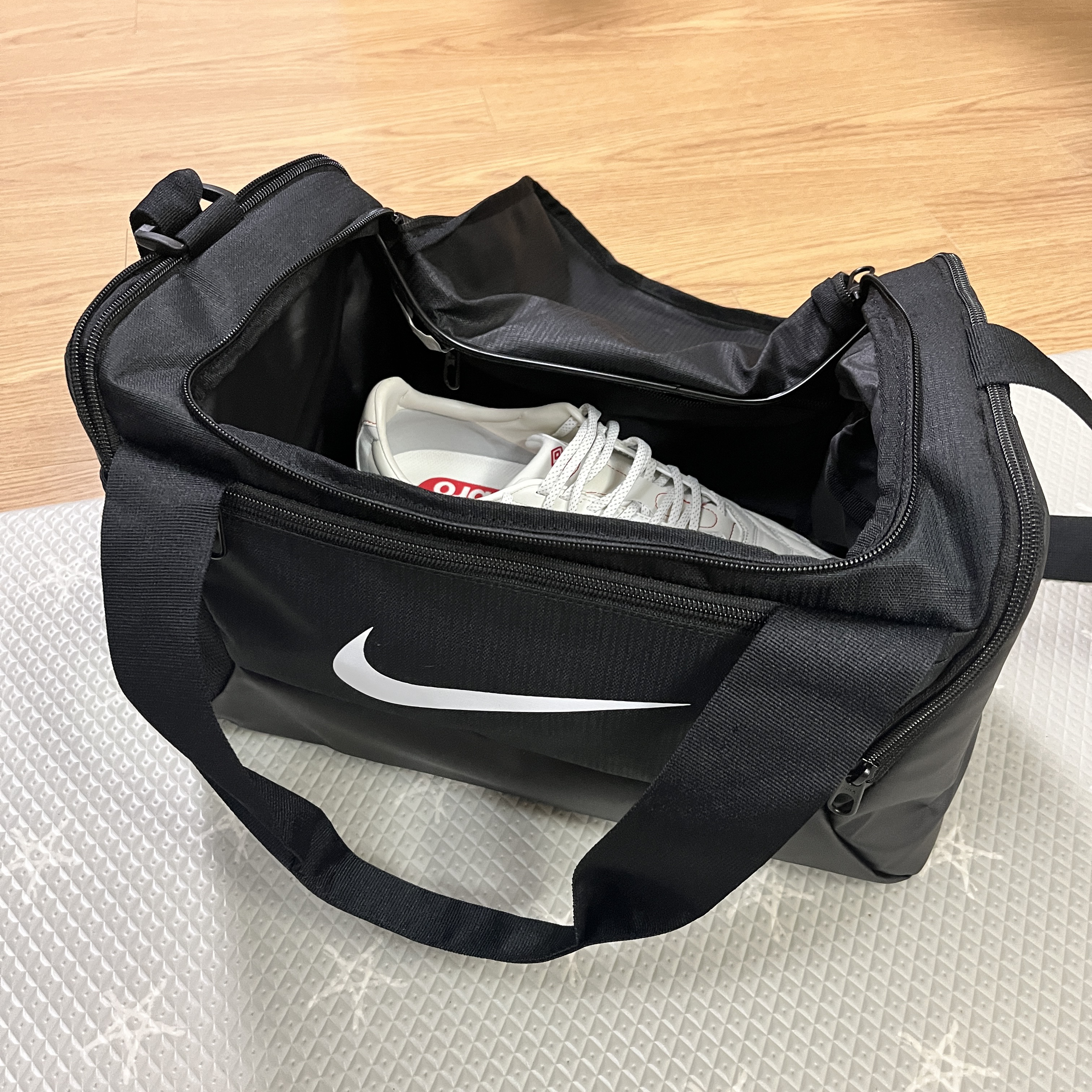 Nike Brasilia 9.5 Training Duffle Bag Extra Small 25L Black 착용 스타일 - 4
