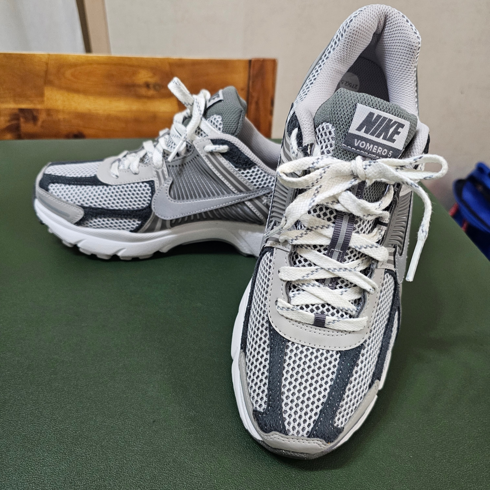 Nike Zoom Vomero 5 PRM Light Iron Ore and Flat Fewter 착용 스타일 - 3