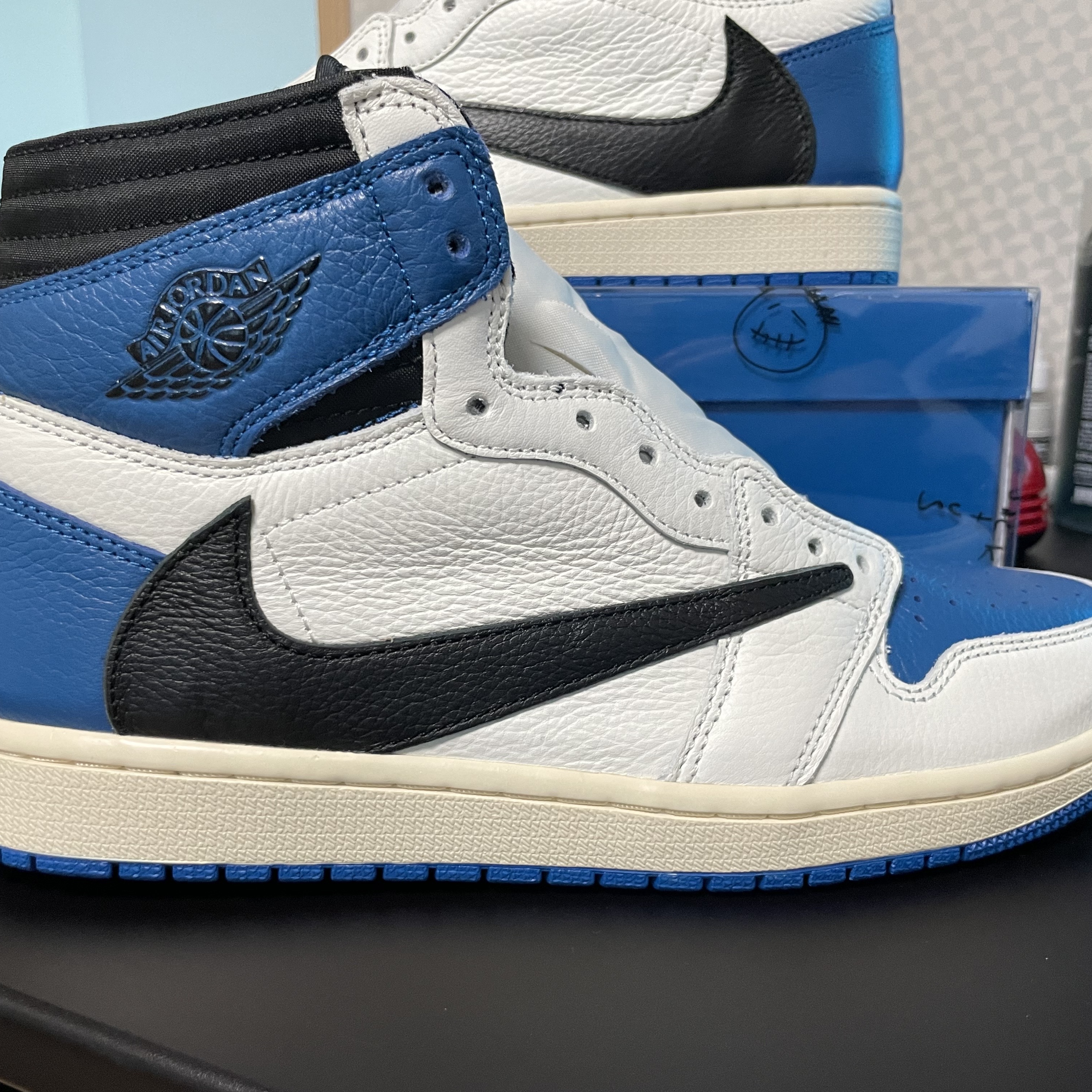 Jordan 1 x Travis Scott x Fragment Retro High OG SP Military Blue 착용 스타일 - 1