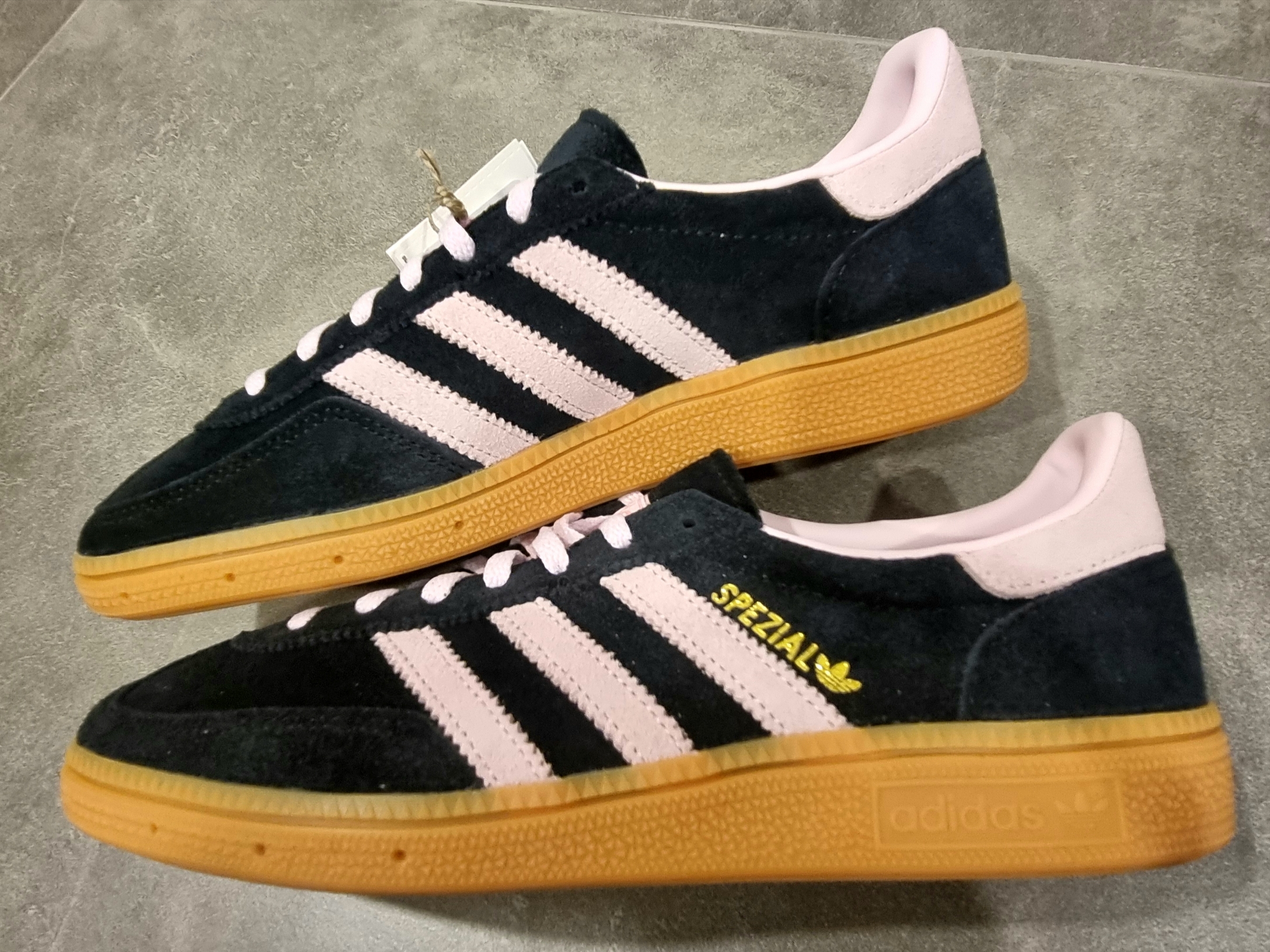 (W) Adidas Spezial Handball Core Black Clear Pink 착용 스타일 - 4