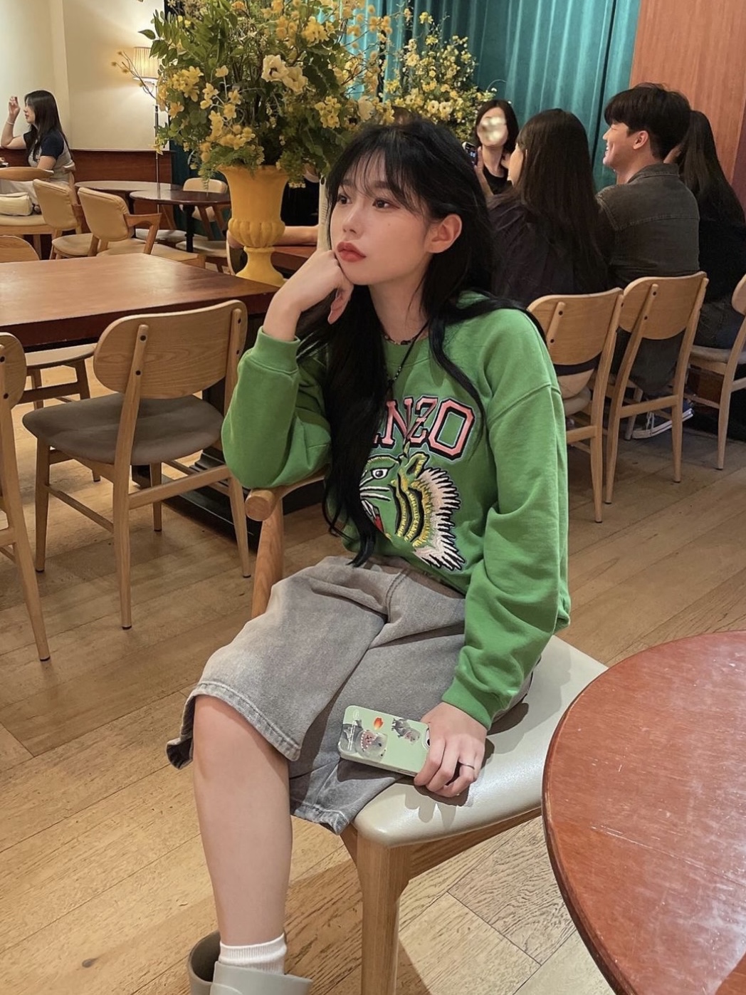 (W) Kenzo Varsity Jungle Tiger Sweatshirt Black 착용 스타일 - 2