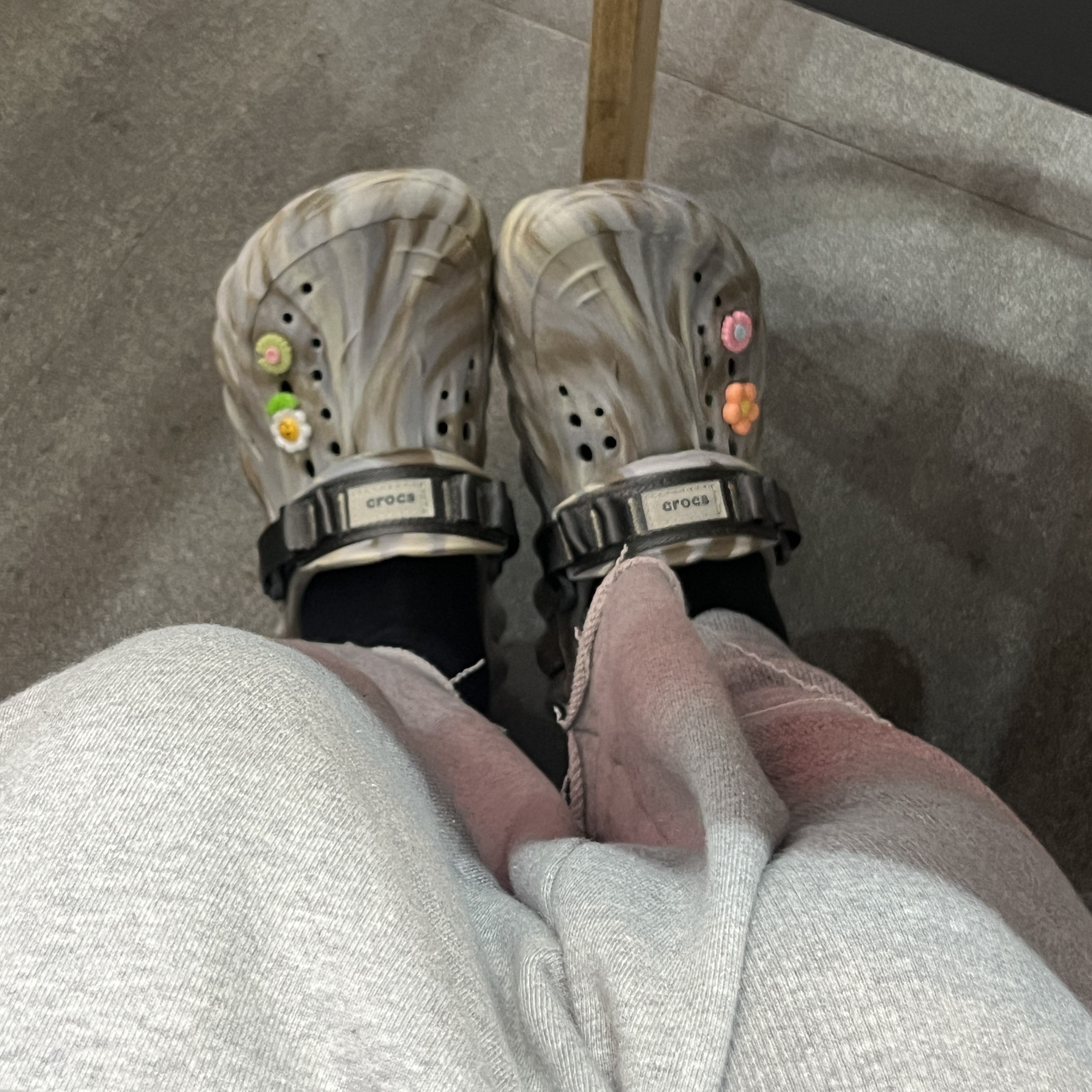 Crocs Echo Marbled Clog Bone Multi 착용 스타일